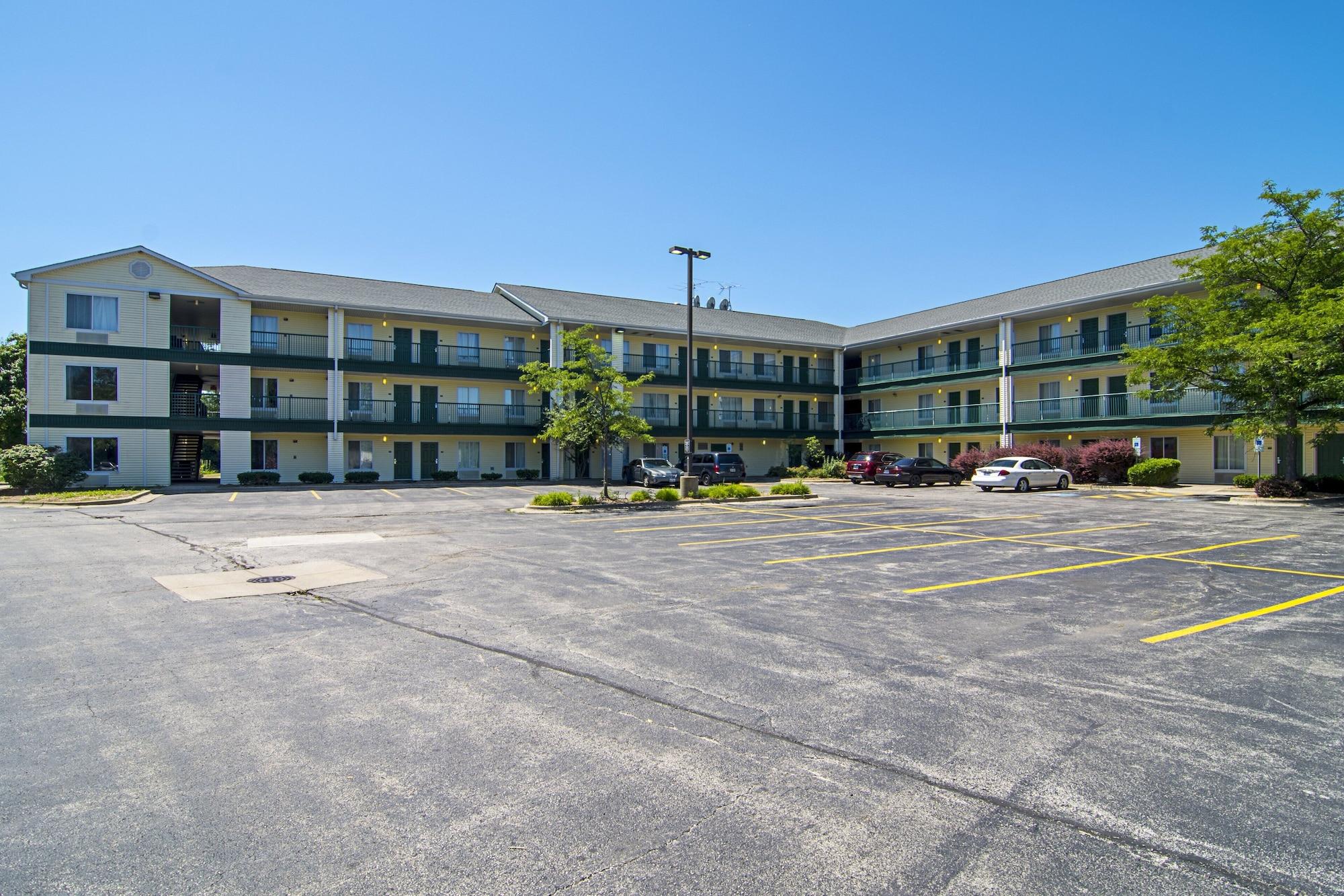 Vista Exterior HomeTowne Studios by Red Roof Chicago - Waukegan