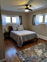 Alojamiento - Modern Country Farmhouse, Walking Distance to Lake