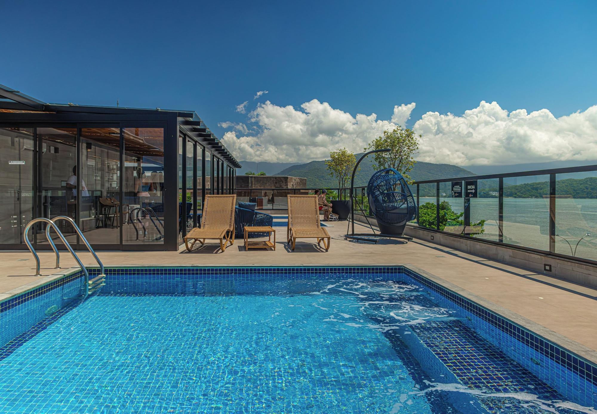 Vista da piscina Ubatuba Praia Hotel