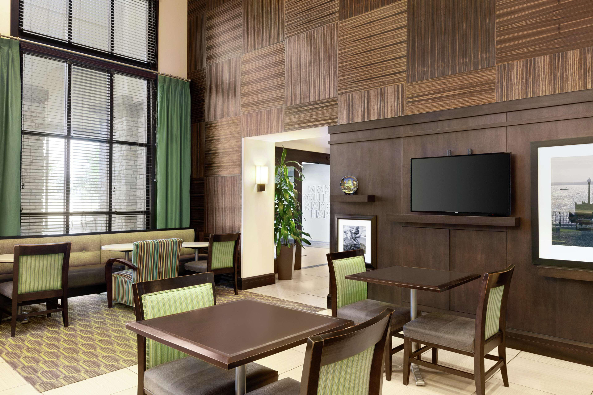 Vista Lobby Hampton Inn & Suites West Sacramento