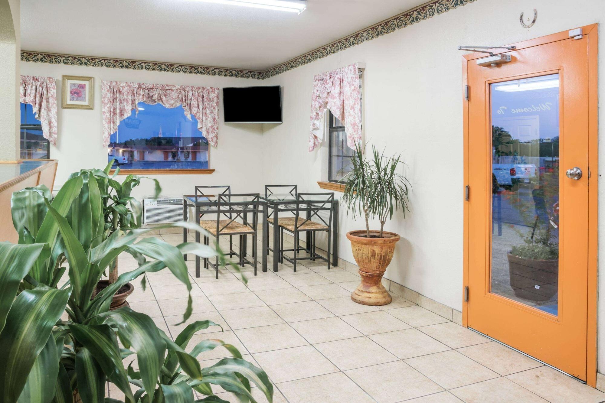 Vista Lobby Travelodge by Wyndham Temple