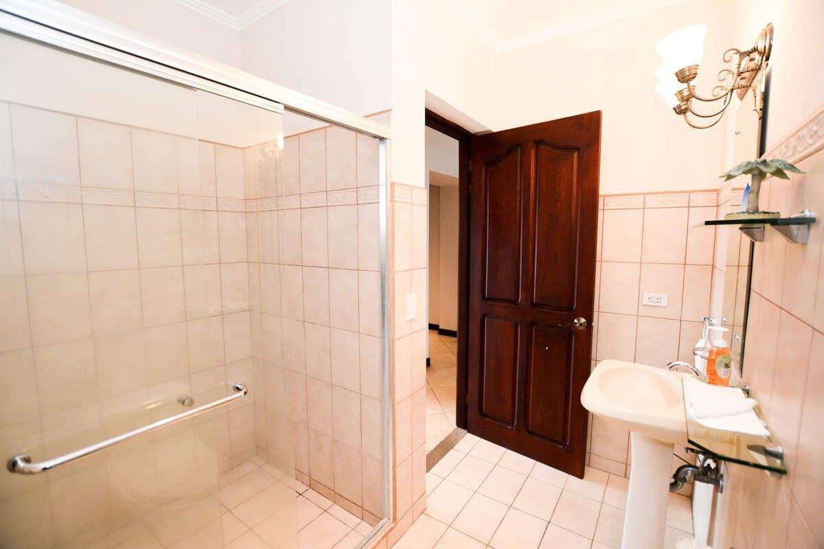 Baño Exquisitely decorated 5th-floor aerie with views of two bays in Flamingo