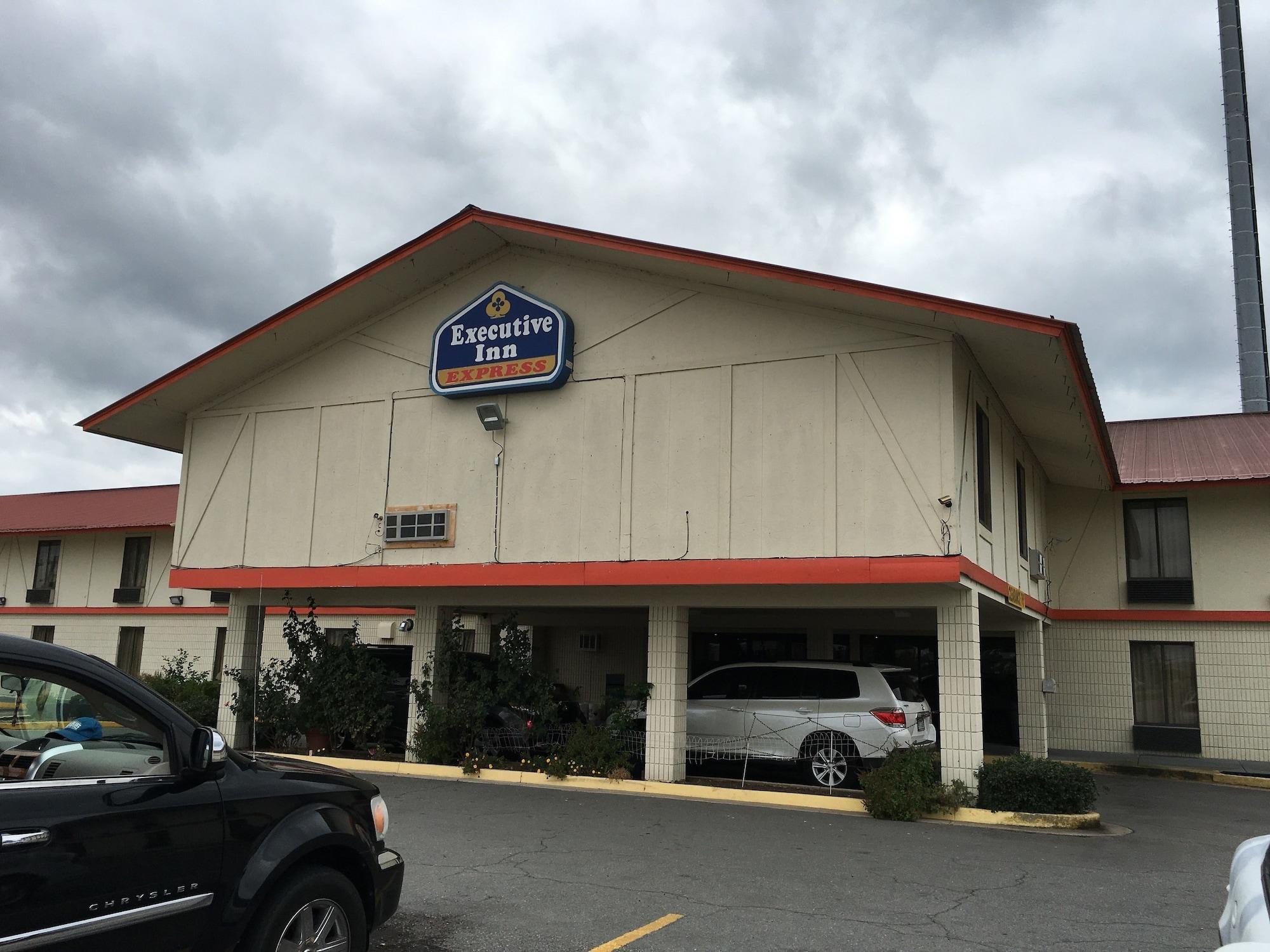 Vista Exterior Executive Inn Pine Bluff