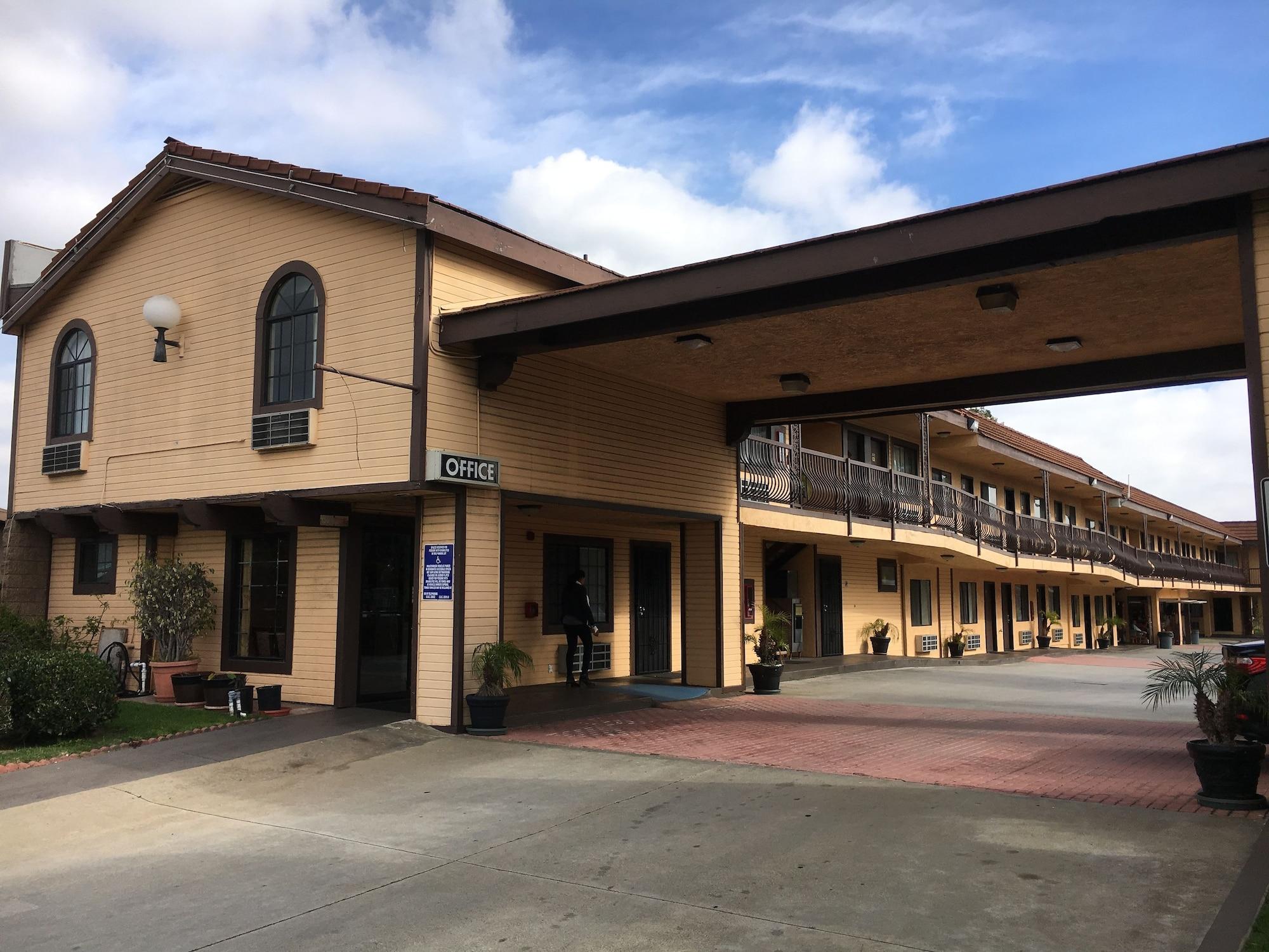 Varios Del Amo Inn