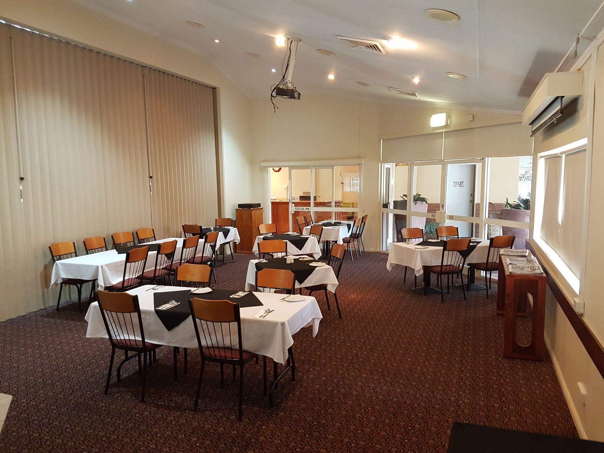 Sala de Reuniones Emerald Explorers Inn