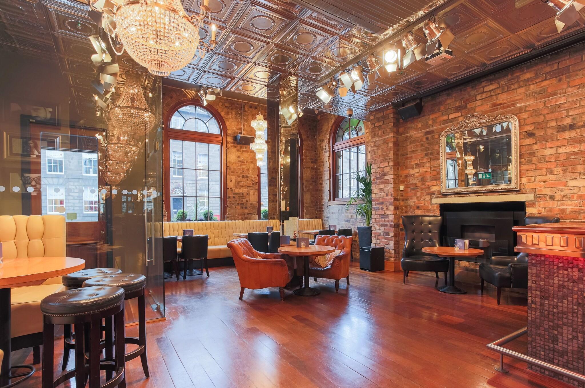 Vista Lobby Angel's Share Hotel