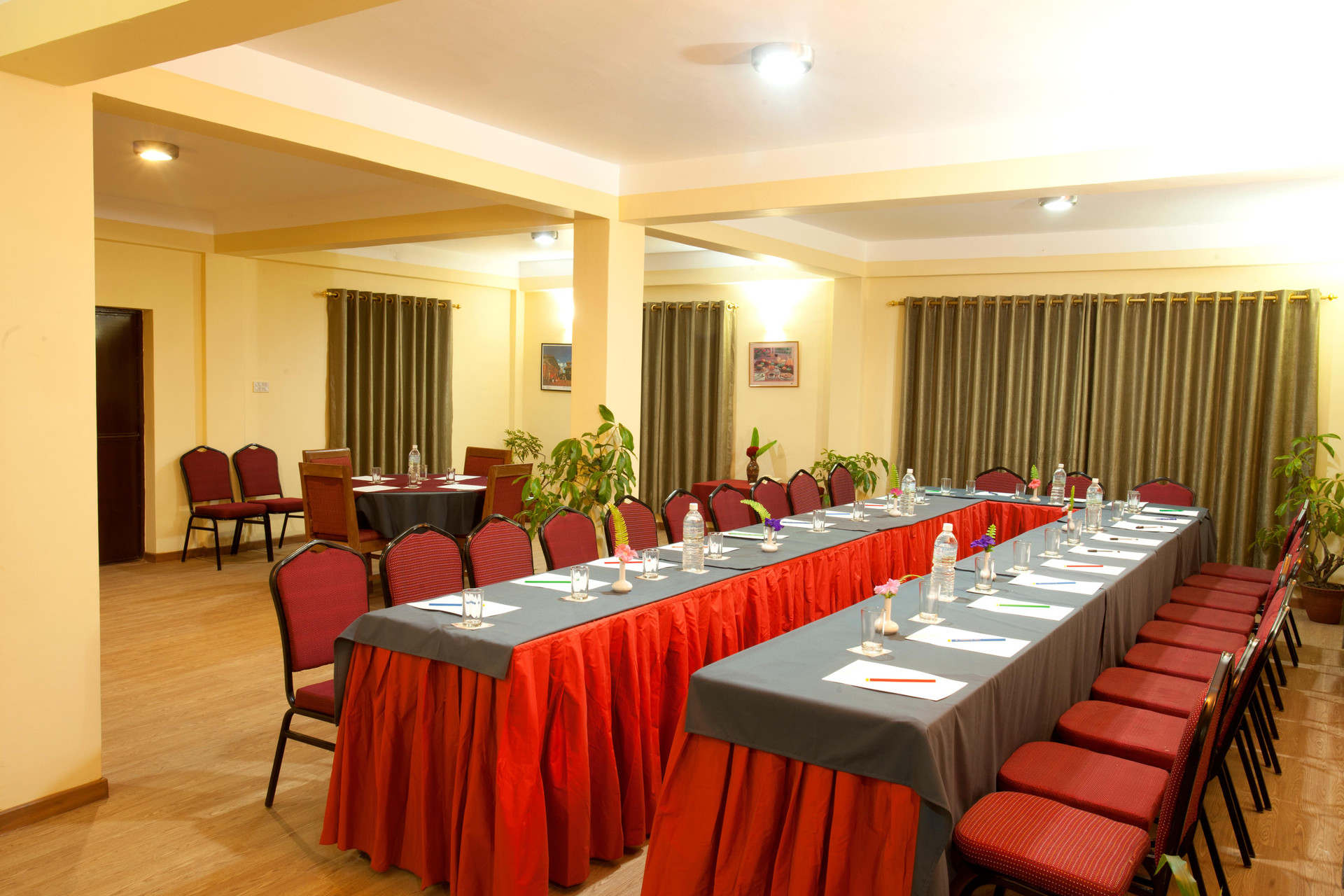 Centro de Negocios Royal Astoria Hotel (P) LTD