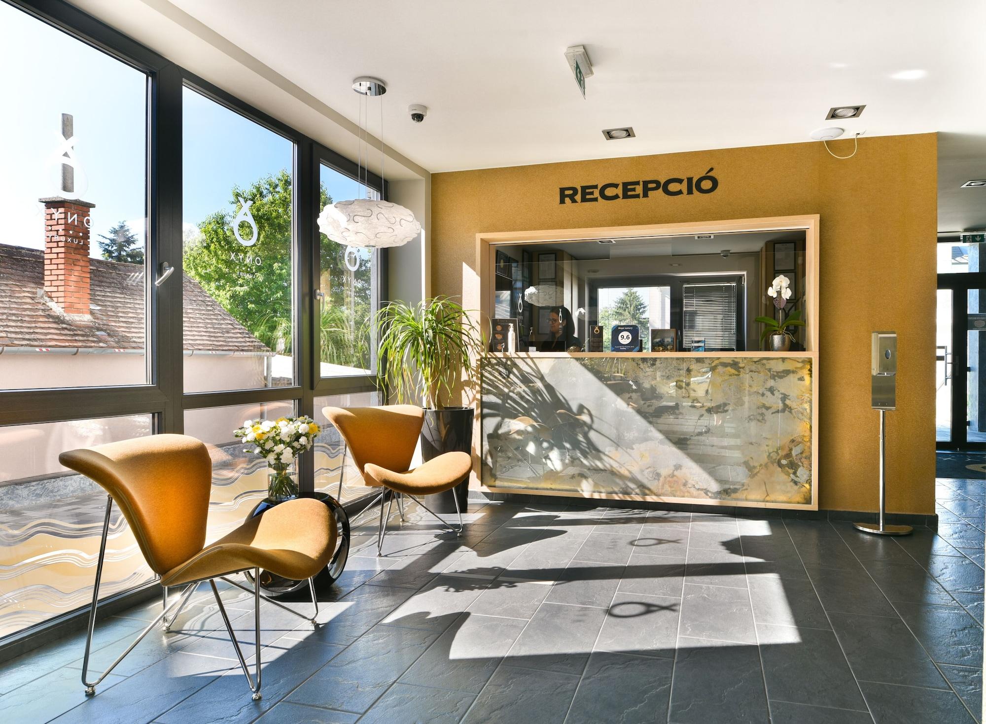Vista Lobby Onyx Luxury
