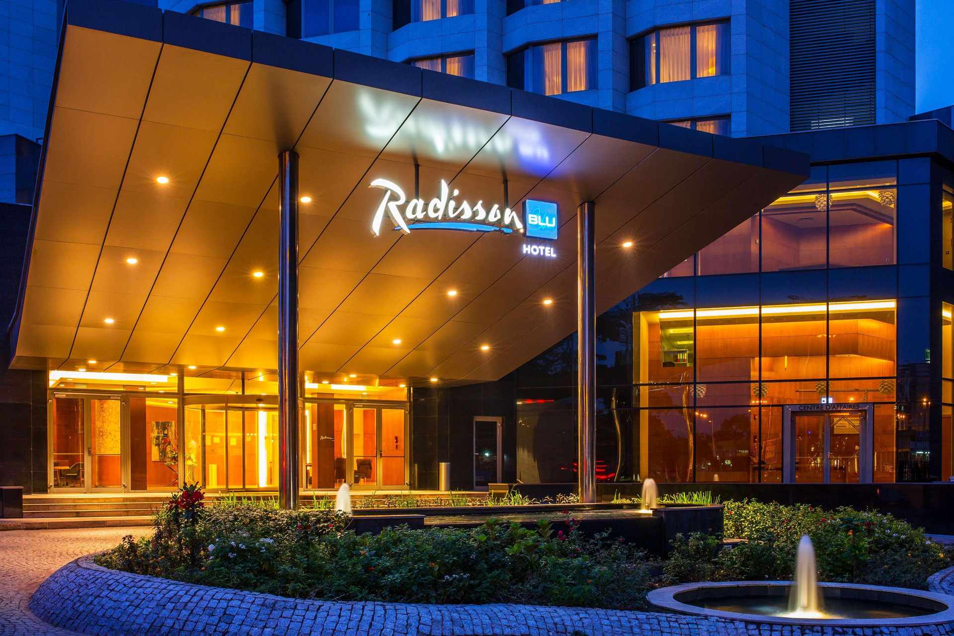 Vista Exterior Radisson Blu M'Bamou Palace Hotel