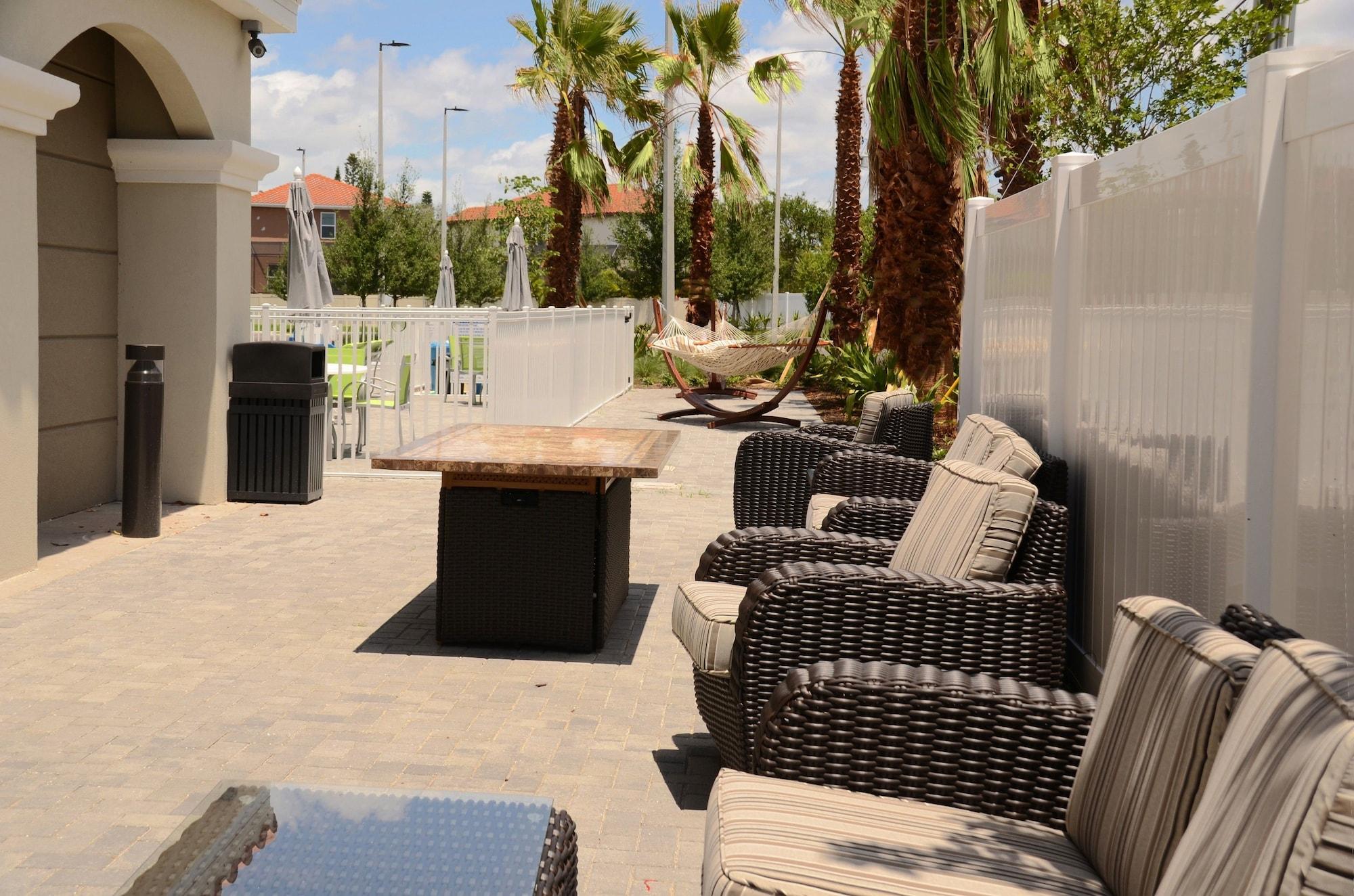 Vista Lobby Holiday Inn Express & Suites St. Petersburg - Madeira Beach by IHG