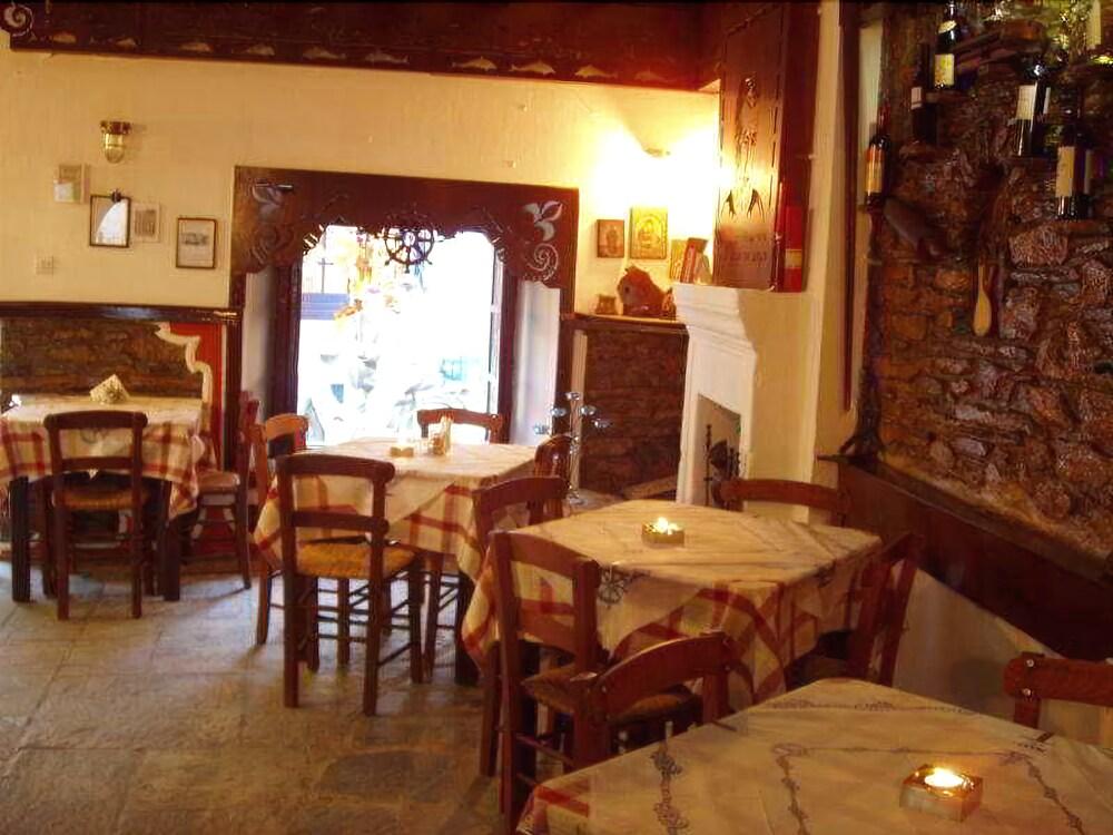 Bar/Salón Mouria