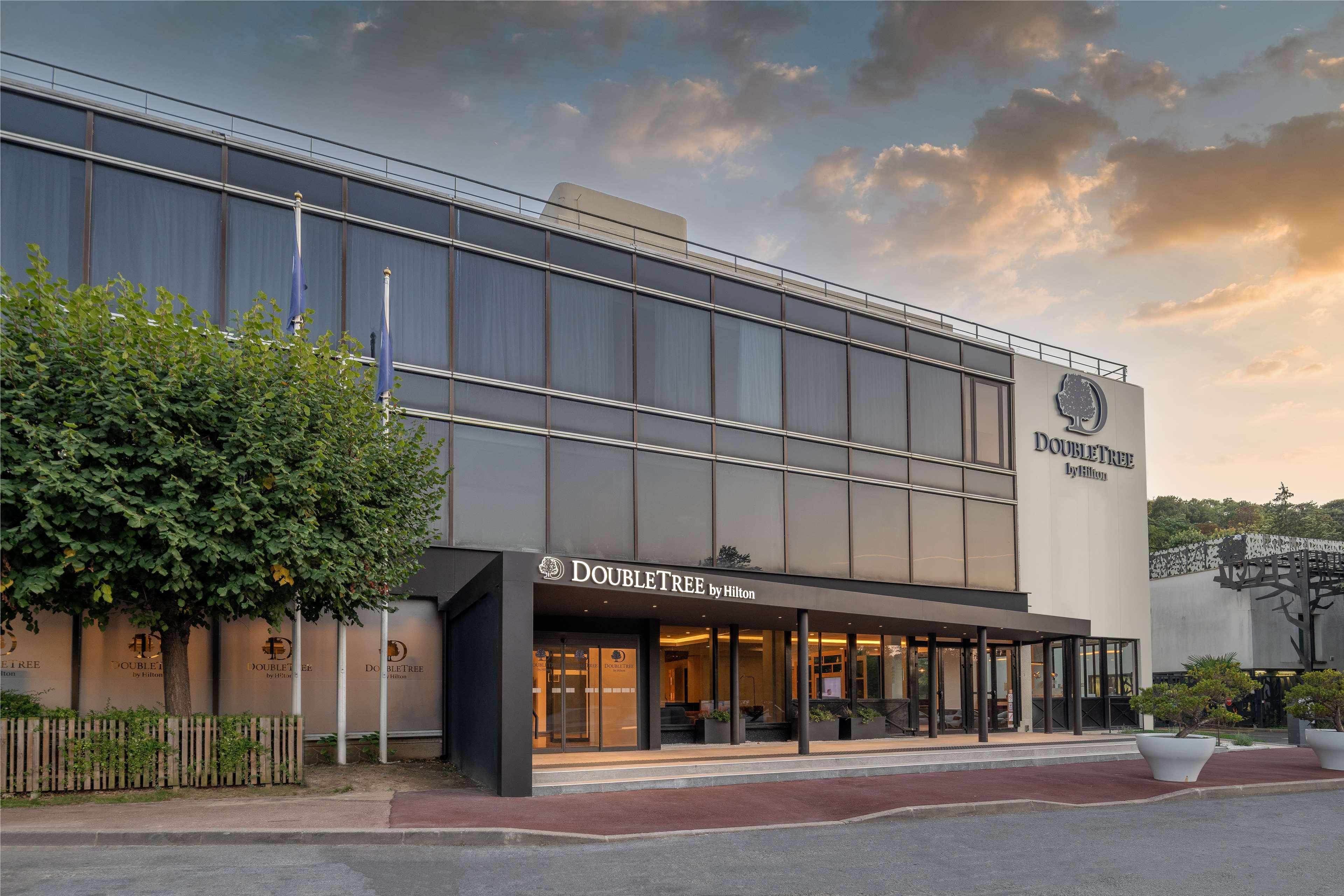 Vista Exterior DoubleTree by Hilton Paris Bougival