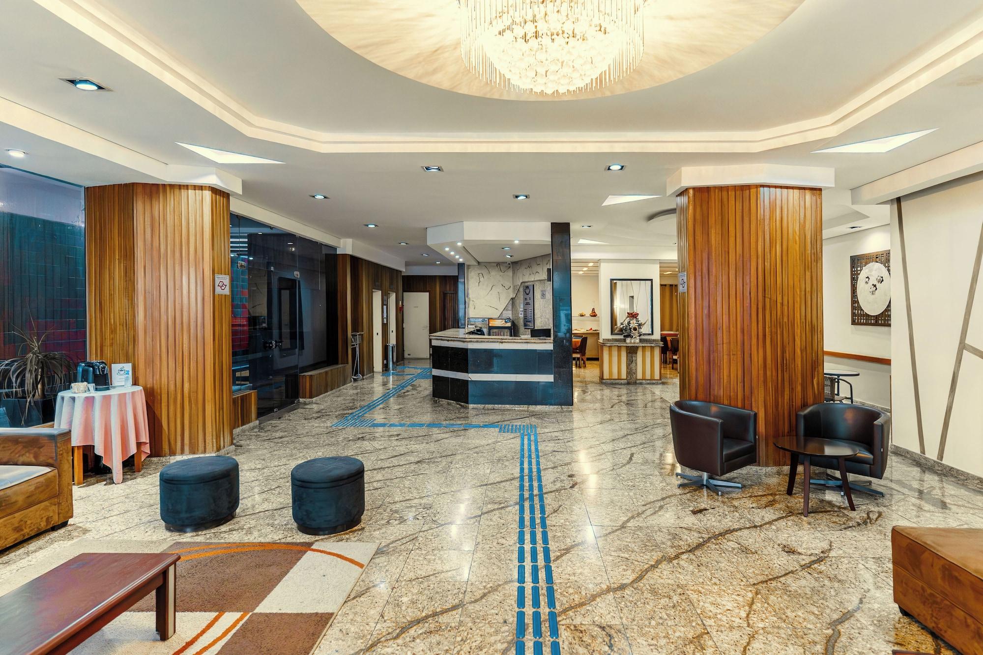 Vista do lobby Carillon Plaza Hotel