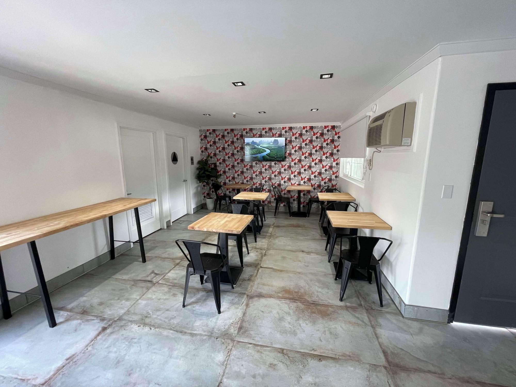 Restaurant The Midtowner Hotel, SureStay Collection by Best Western