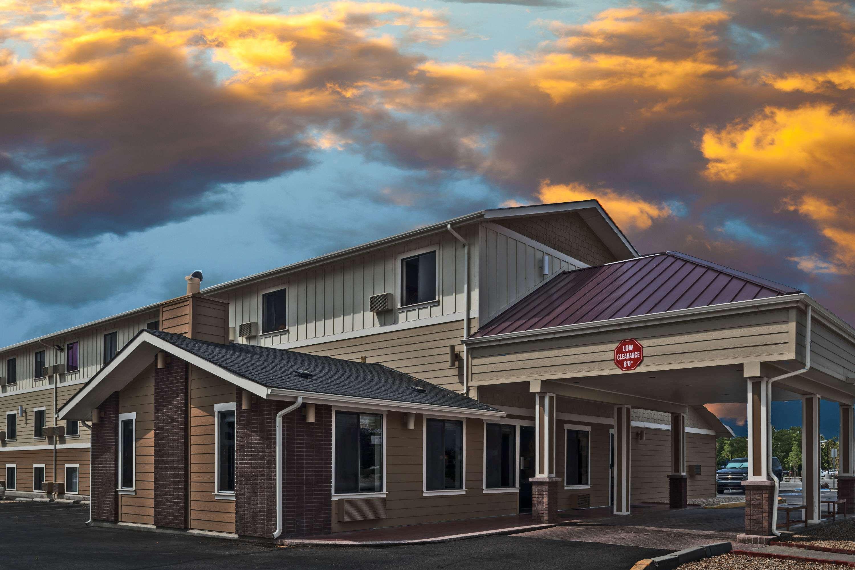 Vista Exterior Super 8 by Wyndham Boise