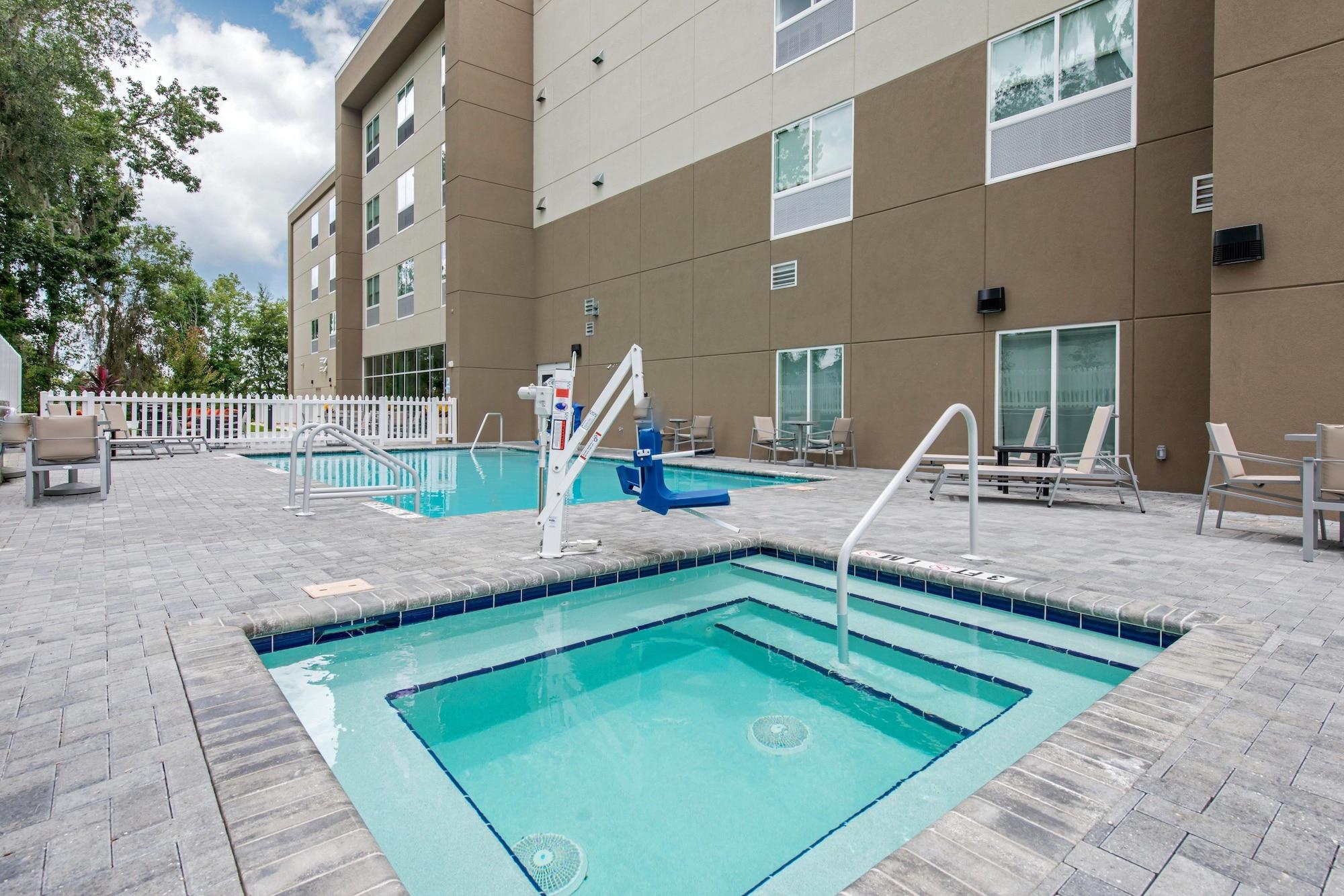 Vista Piscina Holiday Inn Express & Suites Alachua - Gainesville Area by IHG