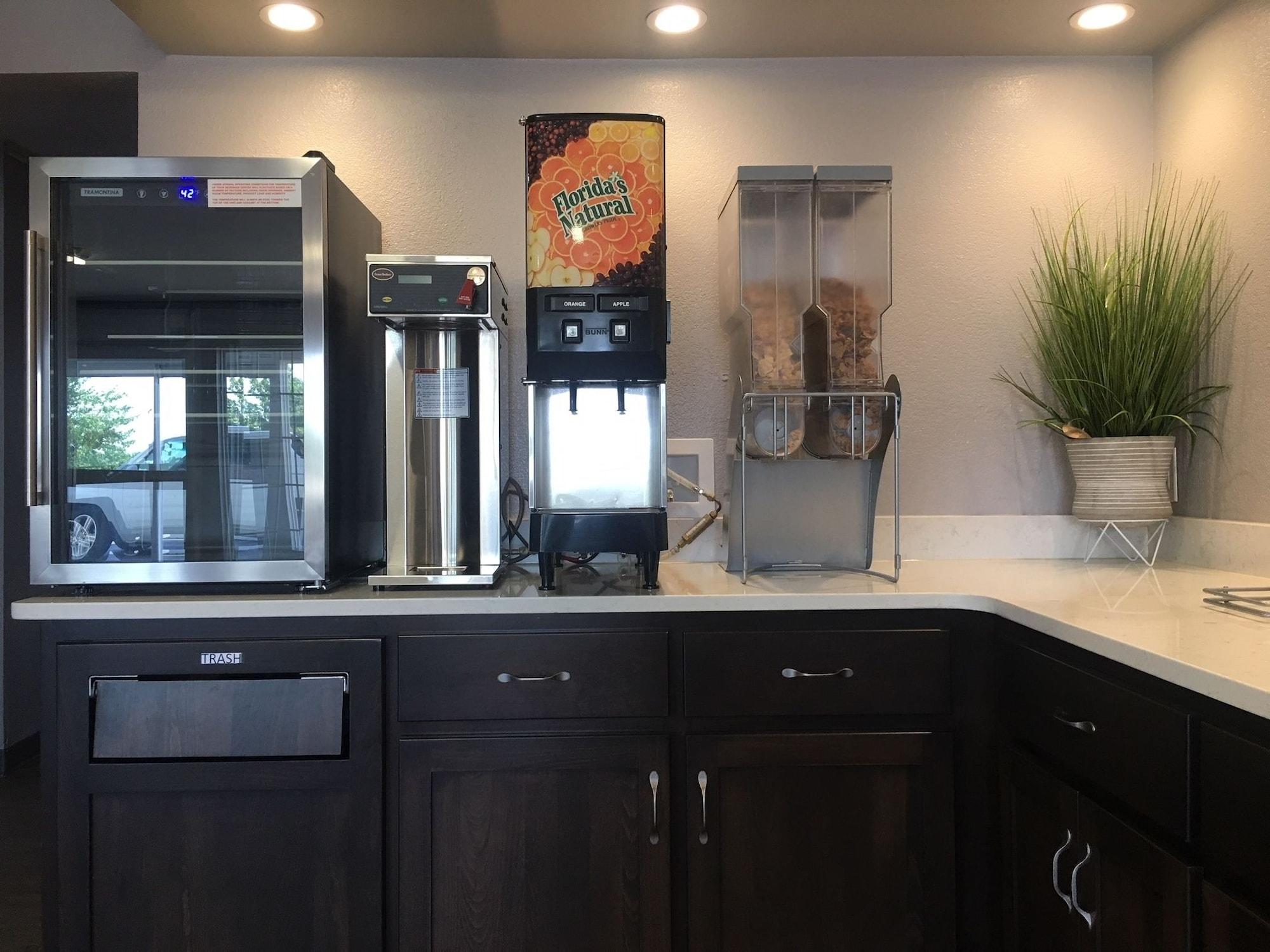 Restaurant Super 8 by Wyndham Neosho