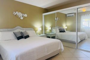 Alquiler Vacacional - Paradise Gem Palm Beach Condos directly on Simpson Bay Beach!