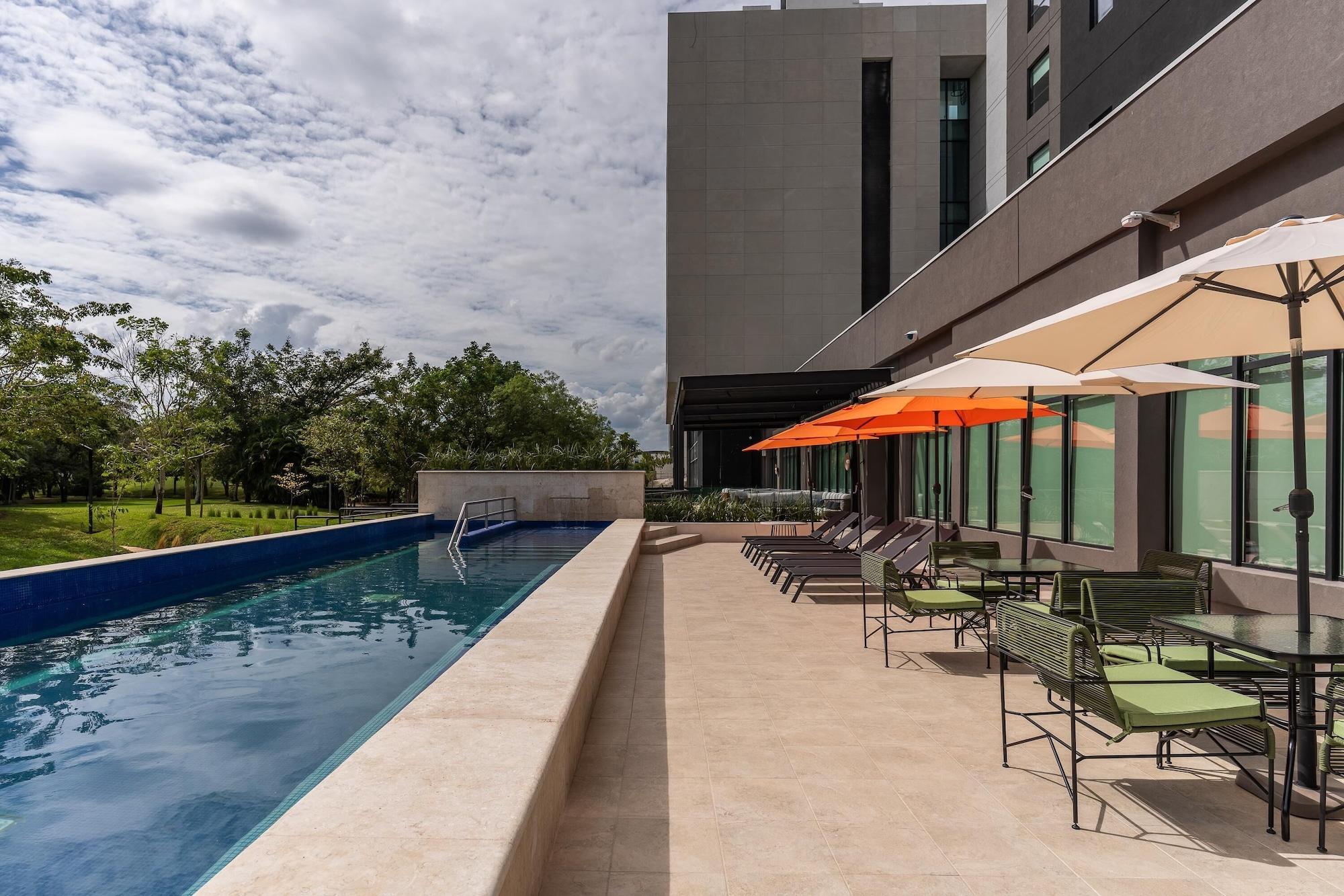 Vista Piscina Hyatt Place Merida/Via Montejo