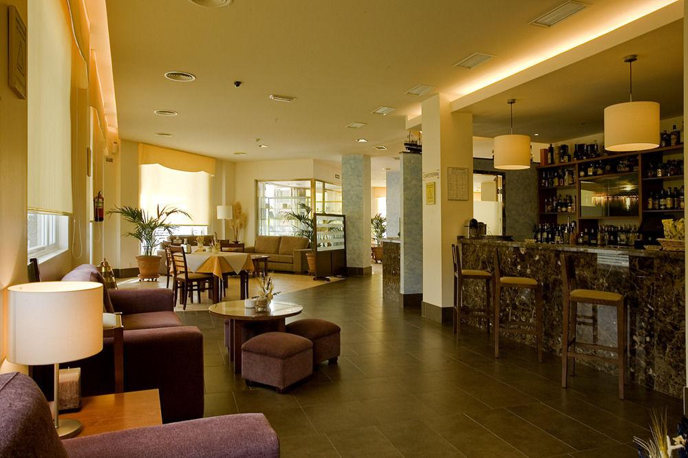Bar/Salón Hotel Spa Playa Langosteira by Adeloló