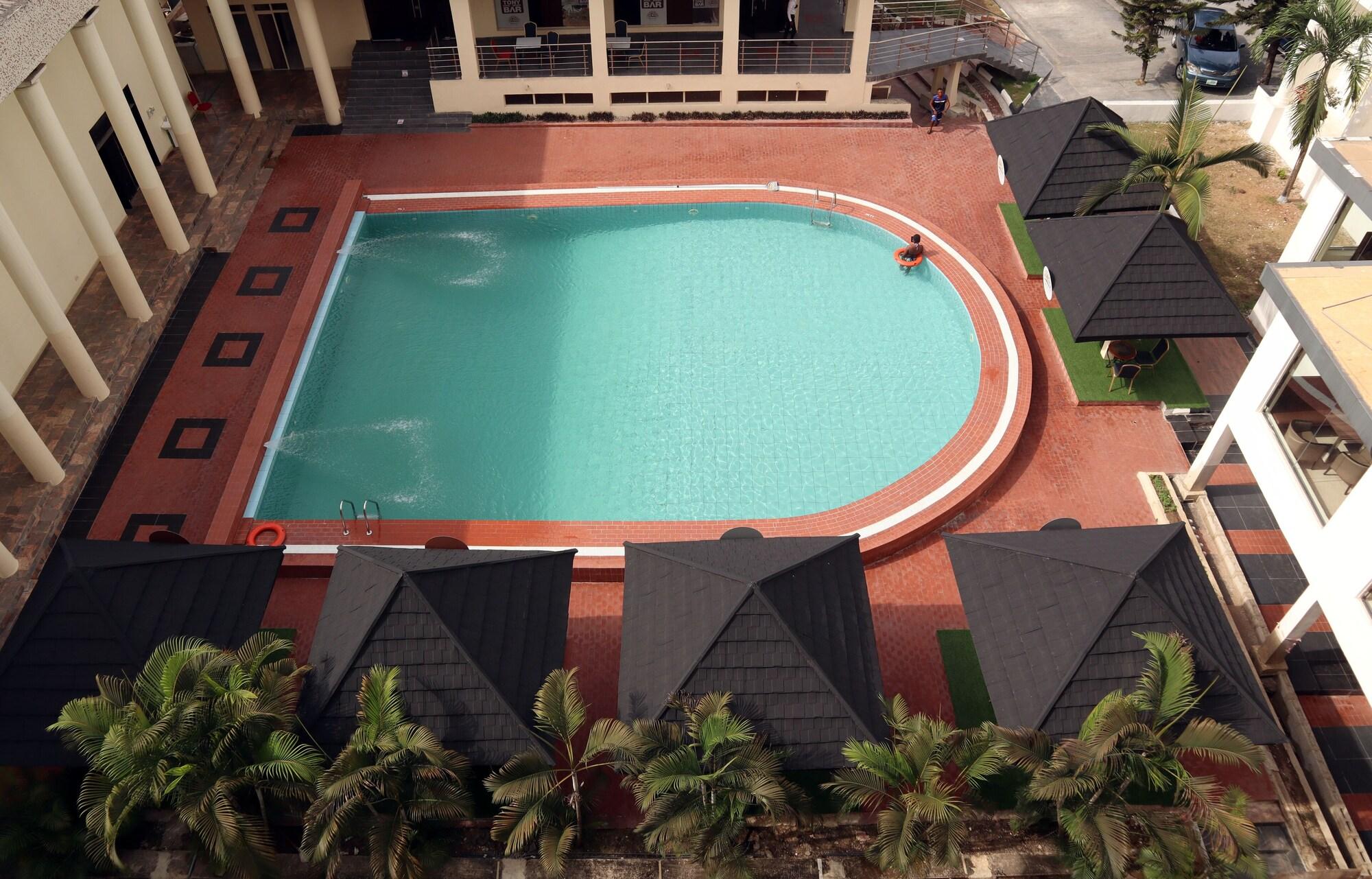 Vista Exterior Monty Suites Calabar