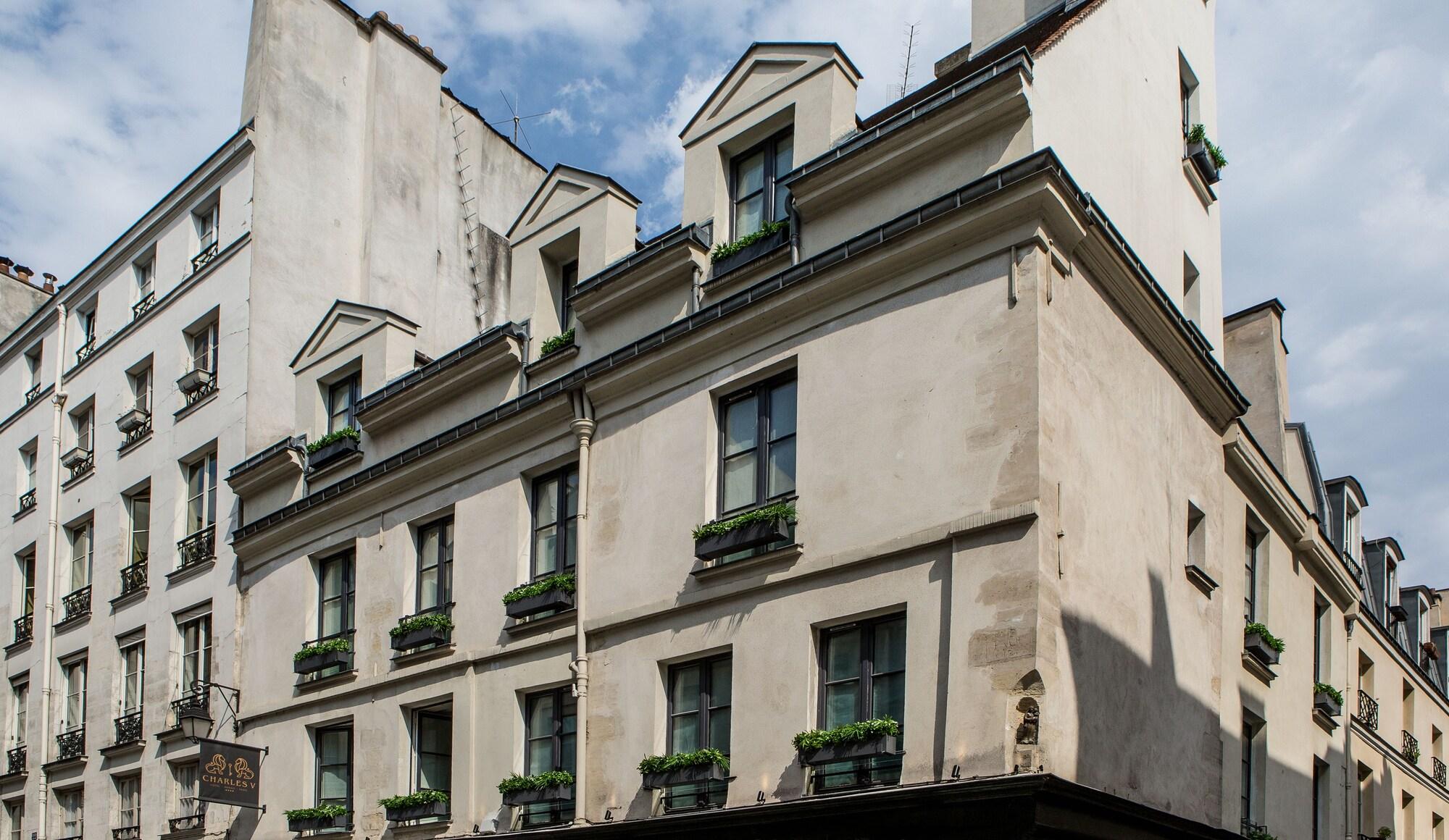 Vista Exterior Charles V