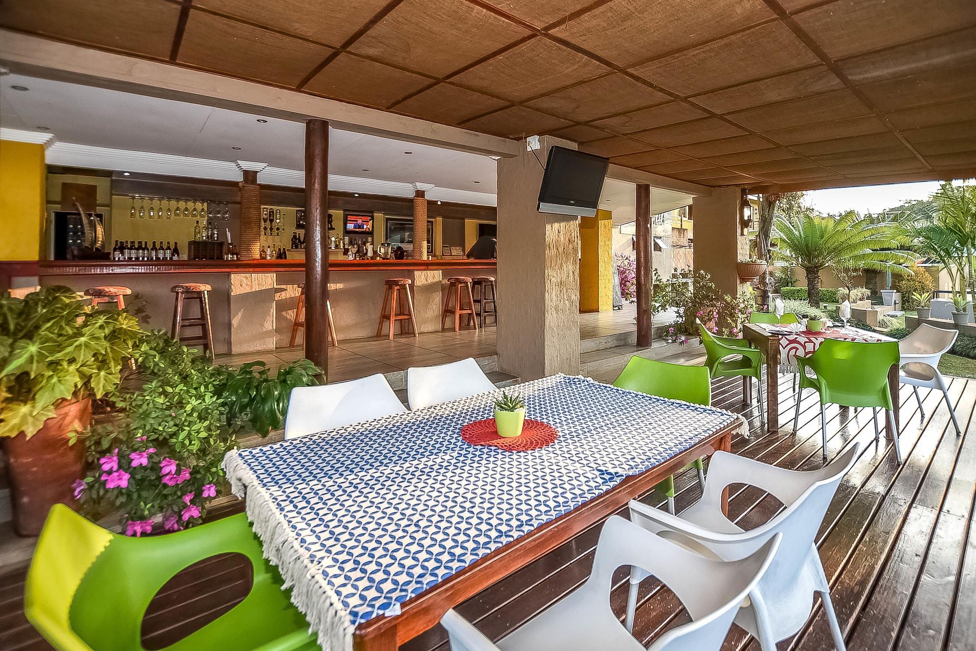 Bar/Salón Bambuu Lakeside Lodge