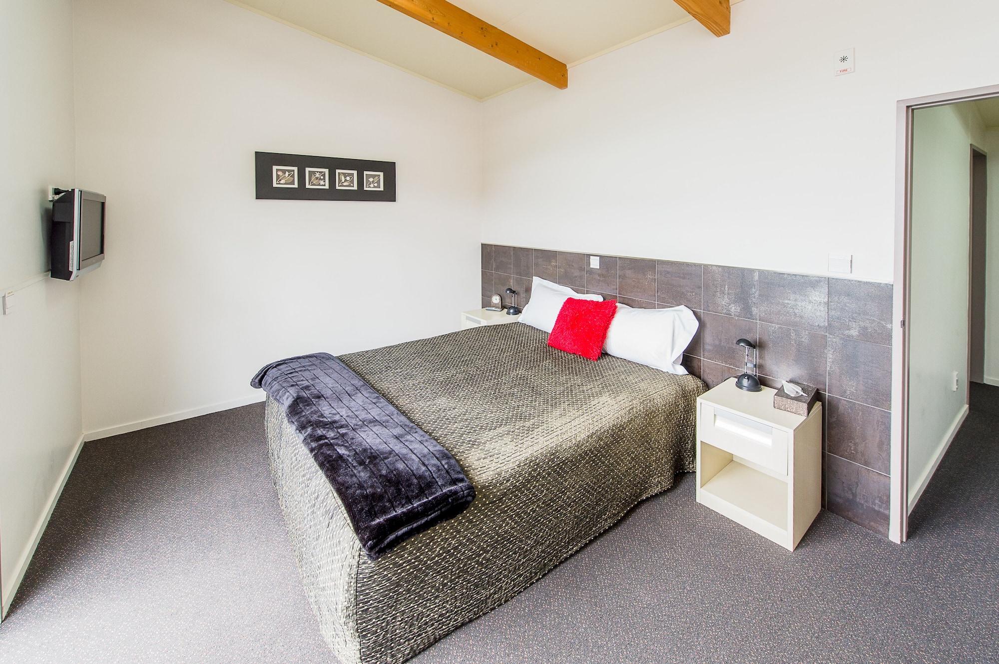 Varios 151 on London Motel
