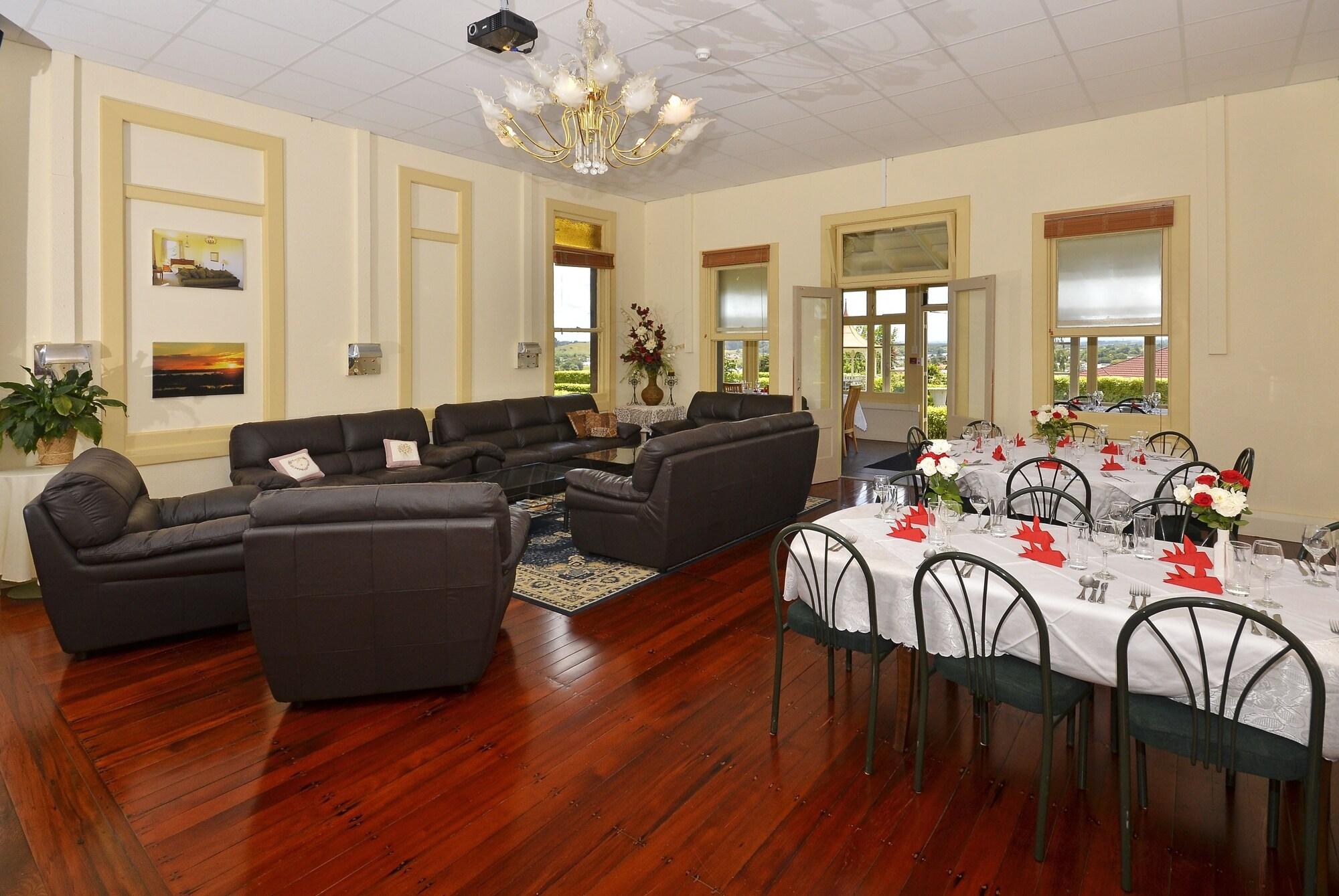 Vista Lobby Manor Views