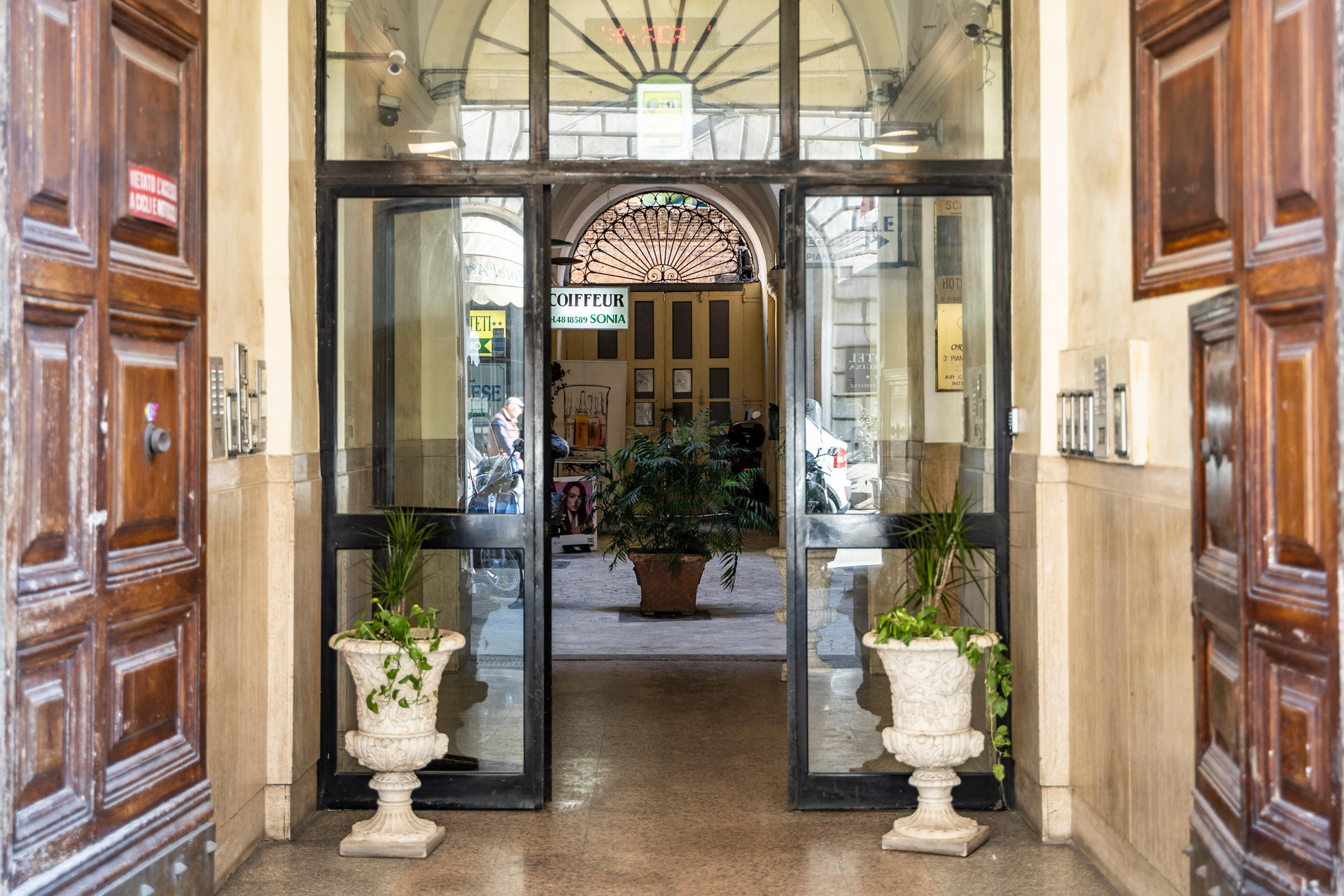 Vista Exterior Hotel Ferrarese Roma