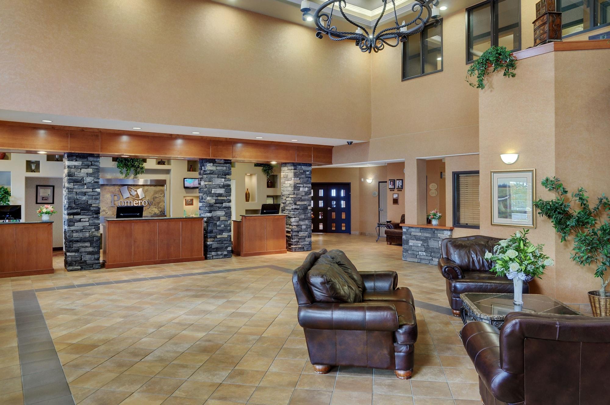 Vista Lobby Pomeroy Inn and Suites Chetwynd