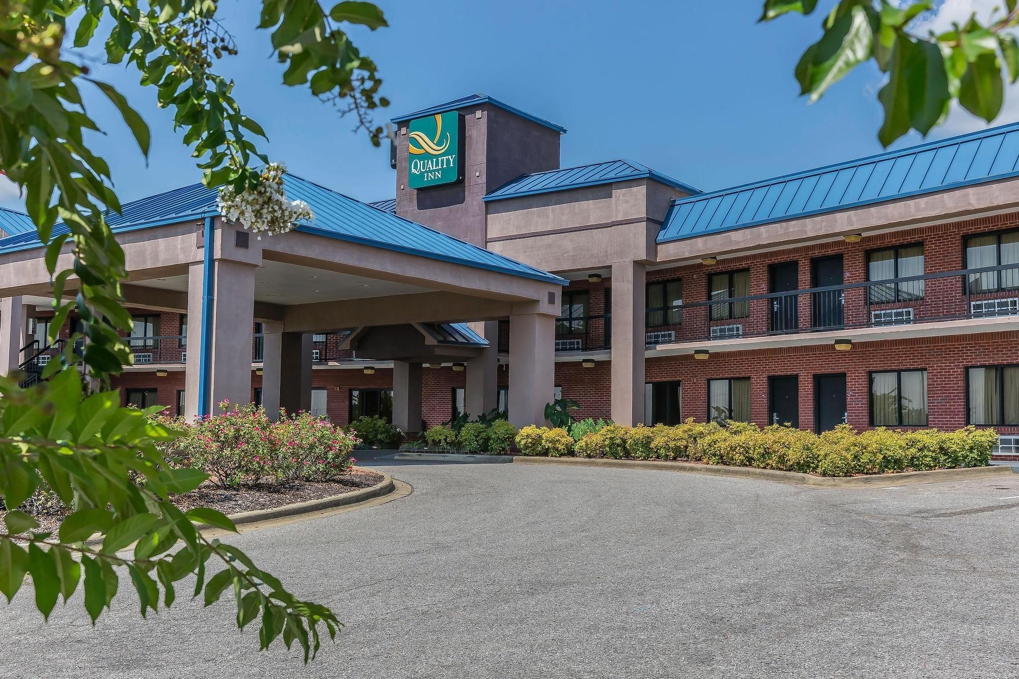 Vista Exterior Quality Inn Calera I-65 exit 231