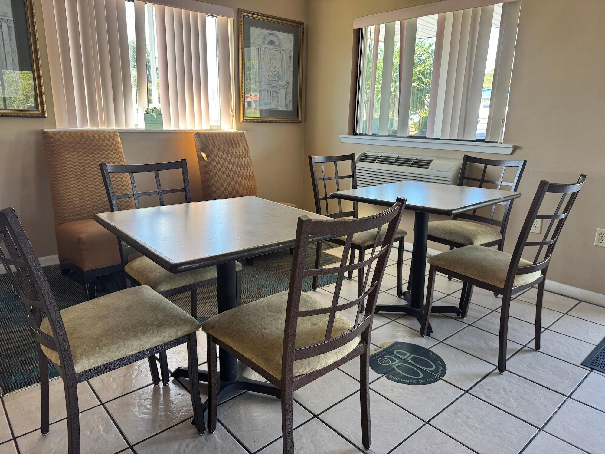 Restaurant Super 8 by Wyndham Laurel