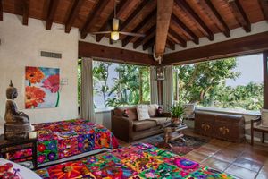 Alquiler Vacacional - Tropical Garden Retreat with Pool by RedAwning