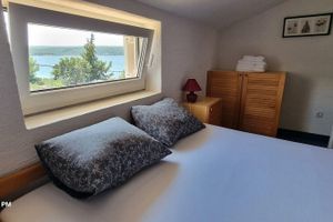 Alojamiento - GMZ beachfront 3-bedroom apartment, shaded front yard in lovely Susnjar, Croatia