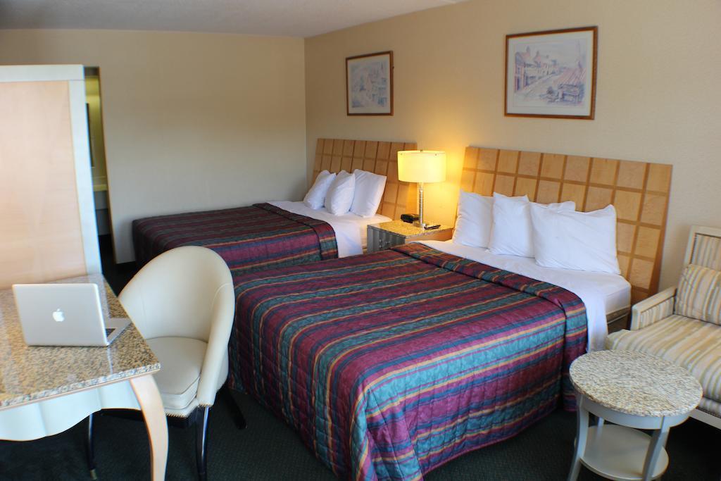 Vista Exterior Days Inn by Wyndham Greeneville