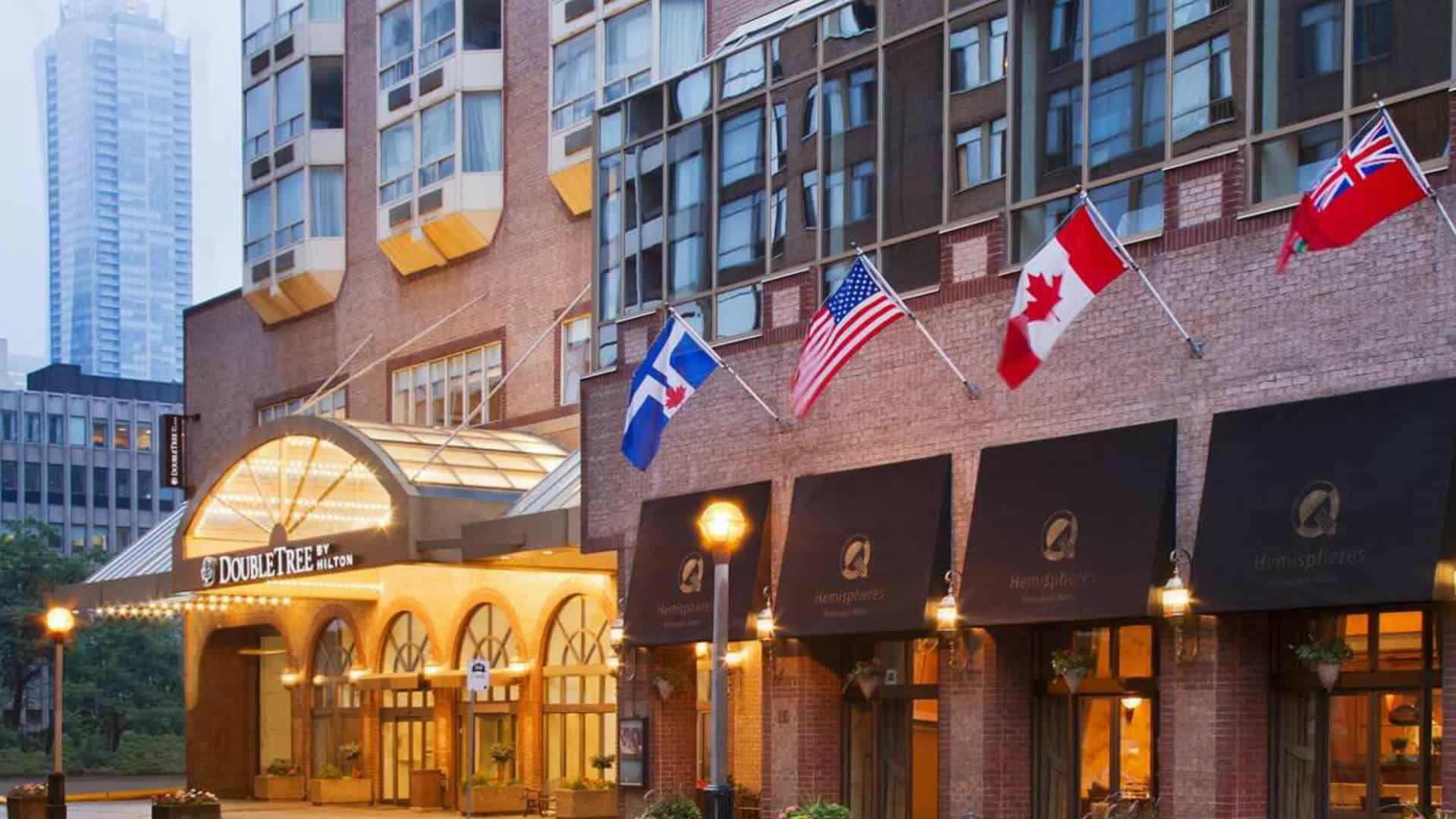 Vista da fachada DoubleTree by Hilton Hotel Toronto Downtown