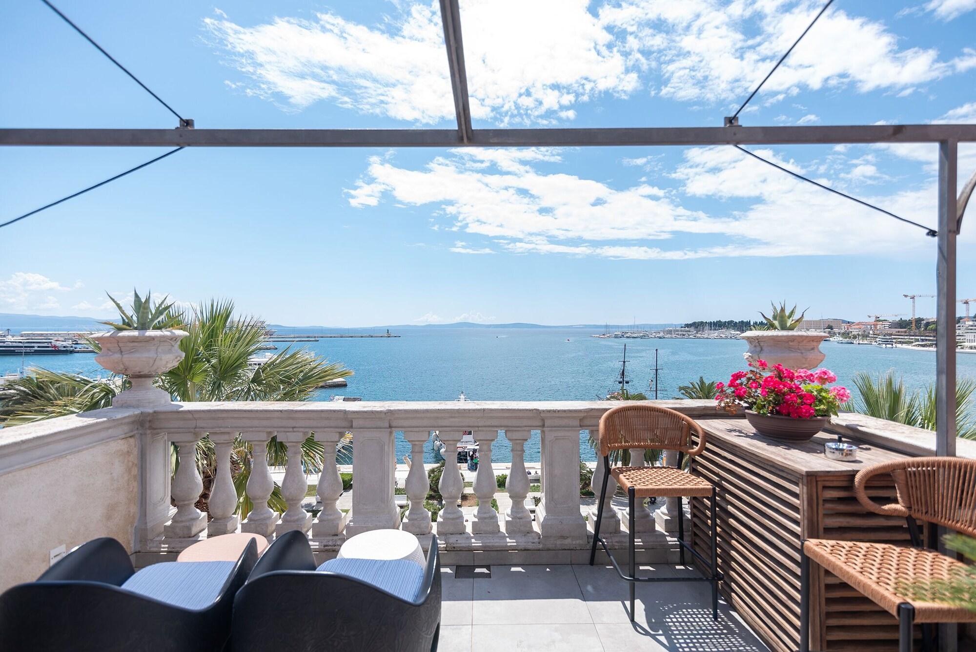 Varios Riva Luxury Suites