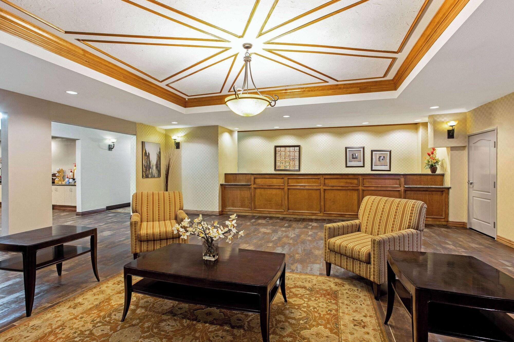 Vista Lobby La Quinta Inn & Suites by Wyndham Cleburne