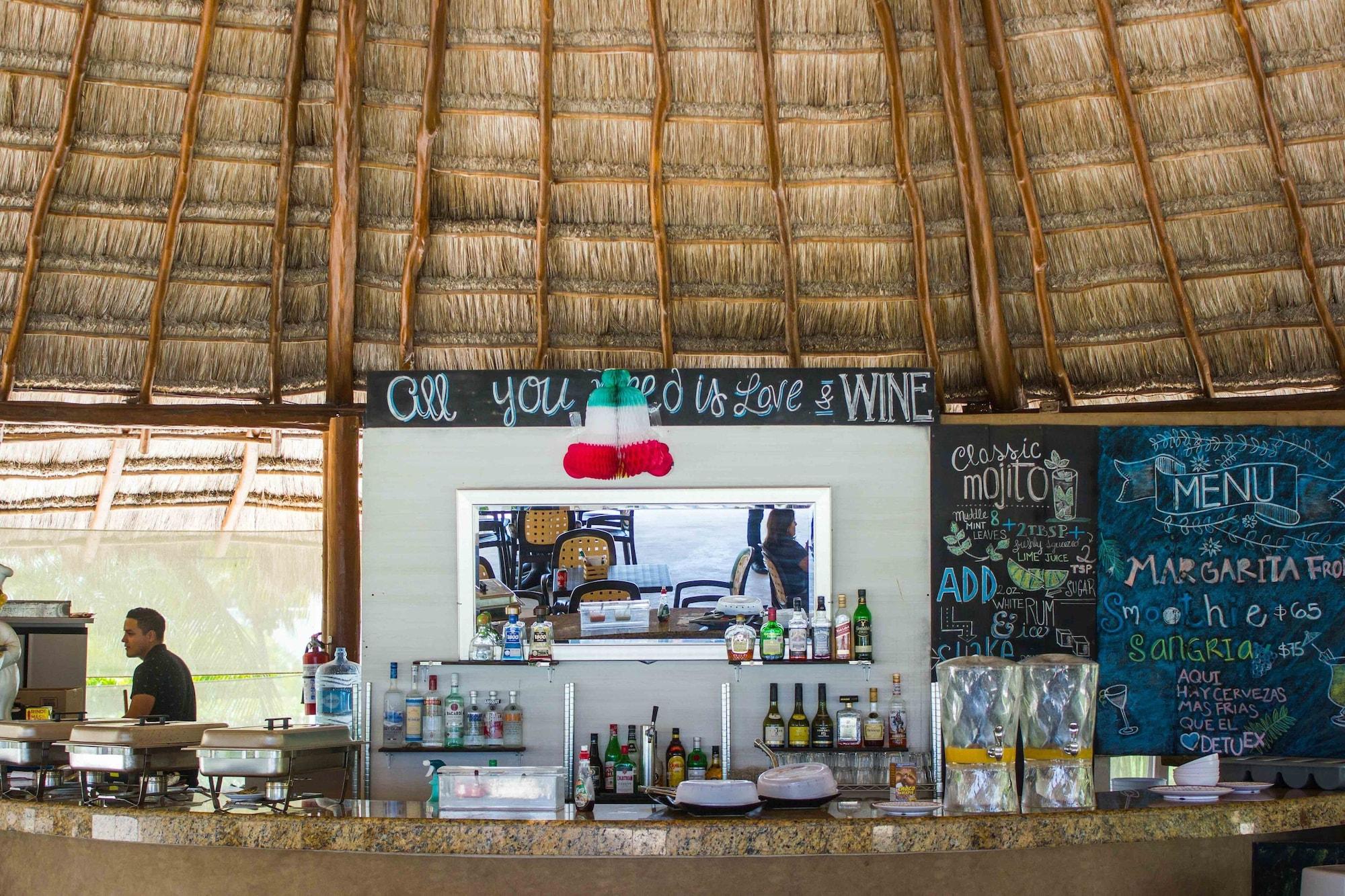 Bar/Salón ARENA Stunning 2 BDR Beachfront- Designer Vibes