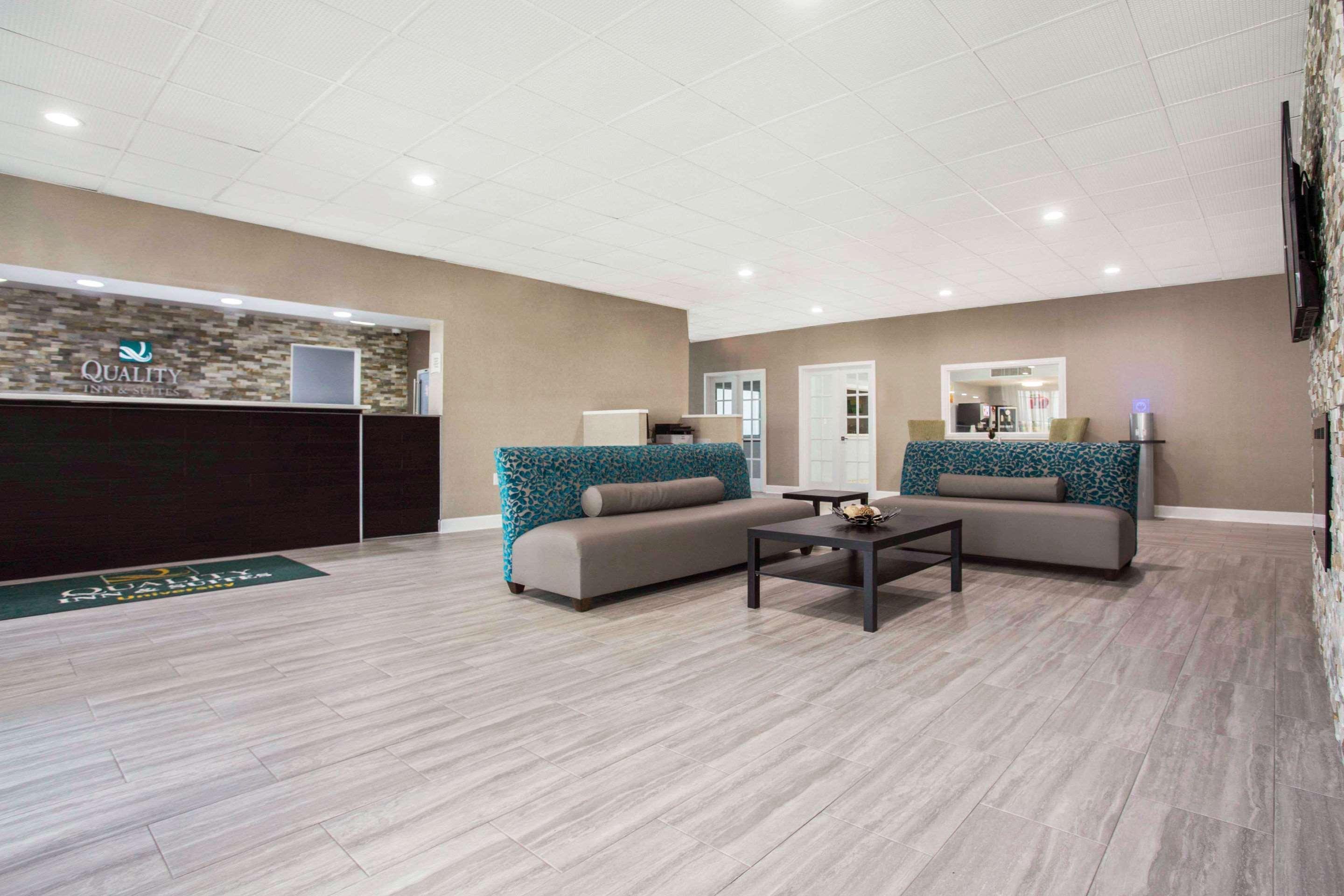 Vista Lobby Quality Inn & Suites University Area