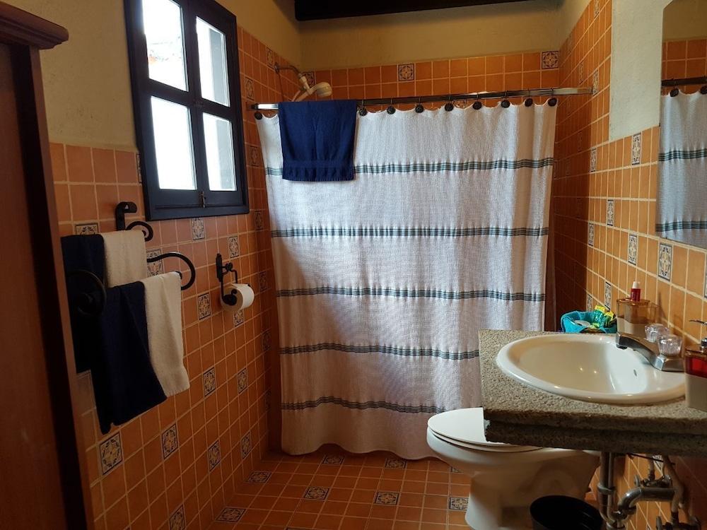 Baño HOSTAL CASA DEL ARTISTA & GALERIA