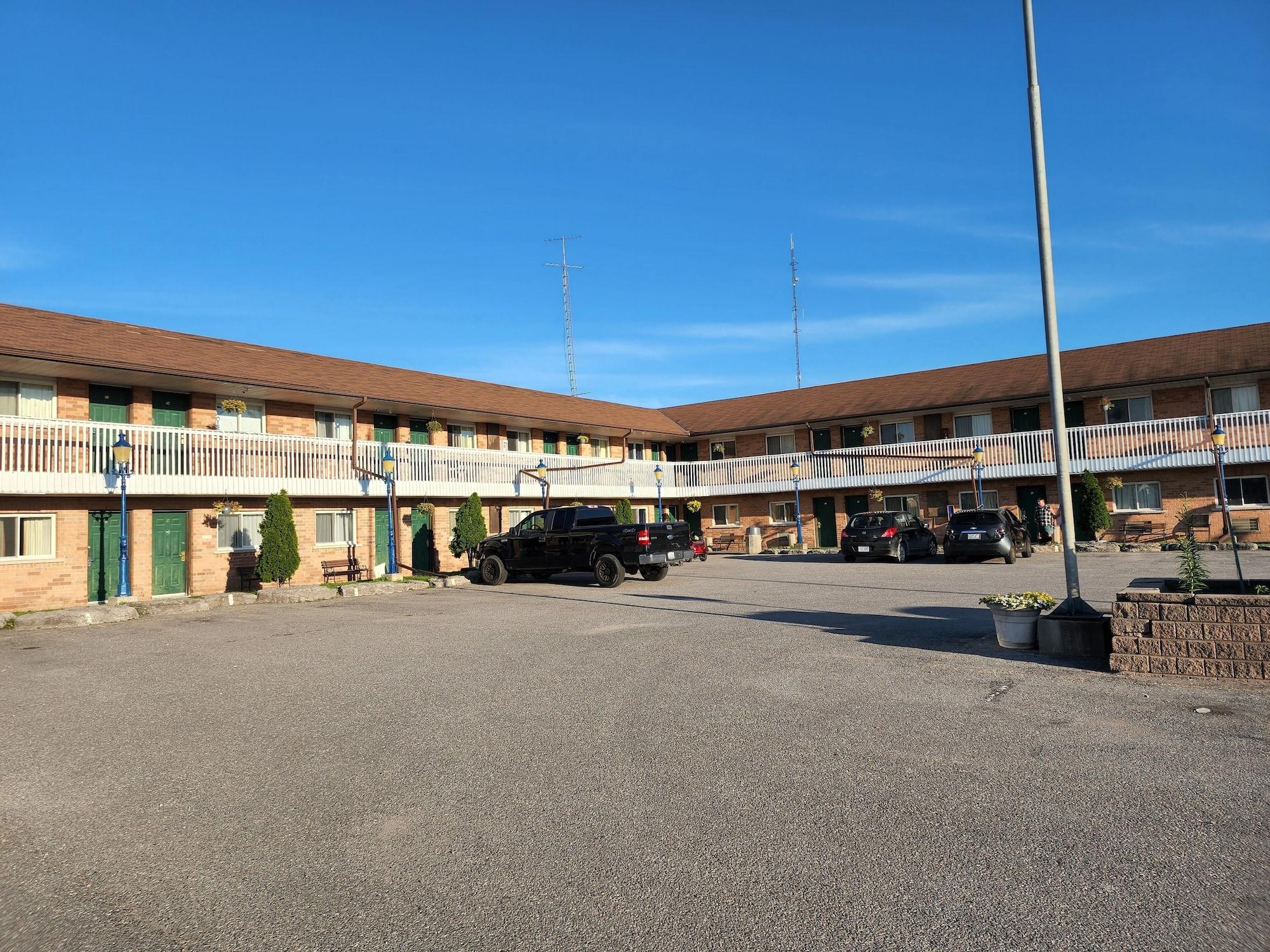 Vista Exterior Knights Inn Lindsay