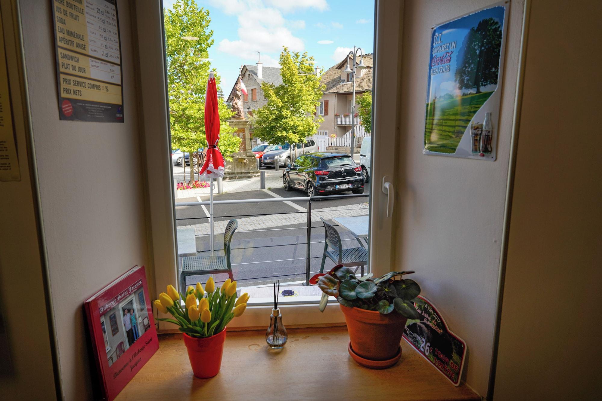 Vista Lobby Auberge Saint Jacques