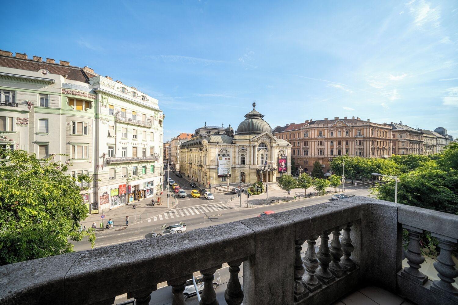 Vista Exterior Full Moon Budapest