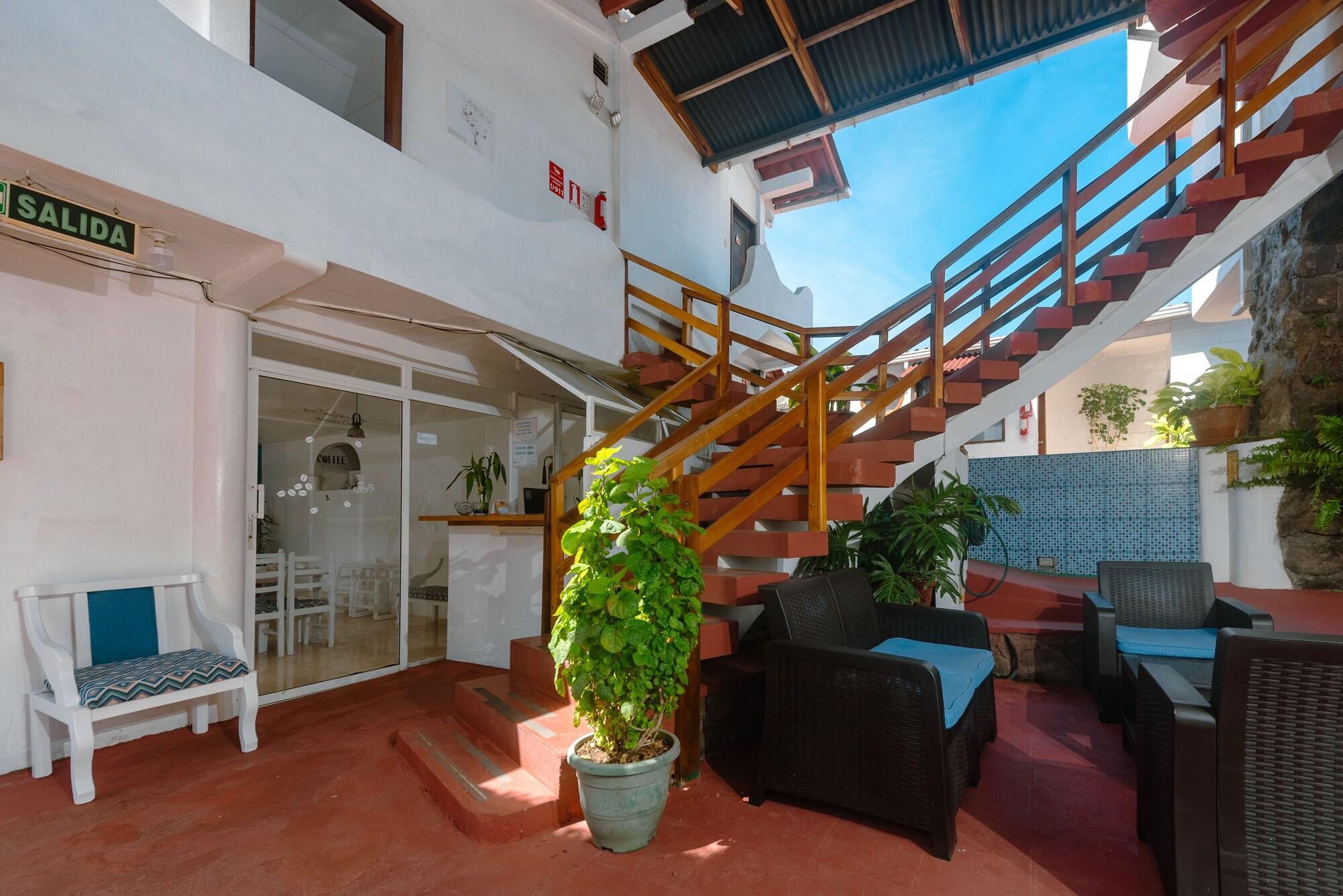 Vista Lobby Hostal North Seymour
