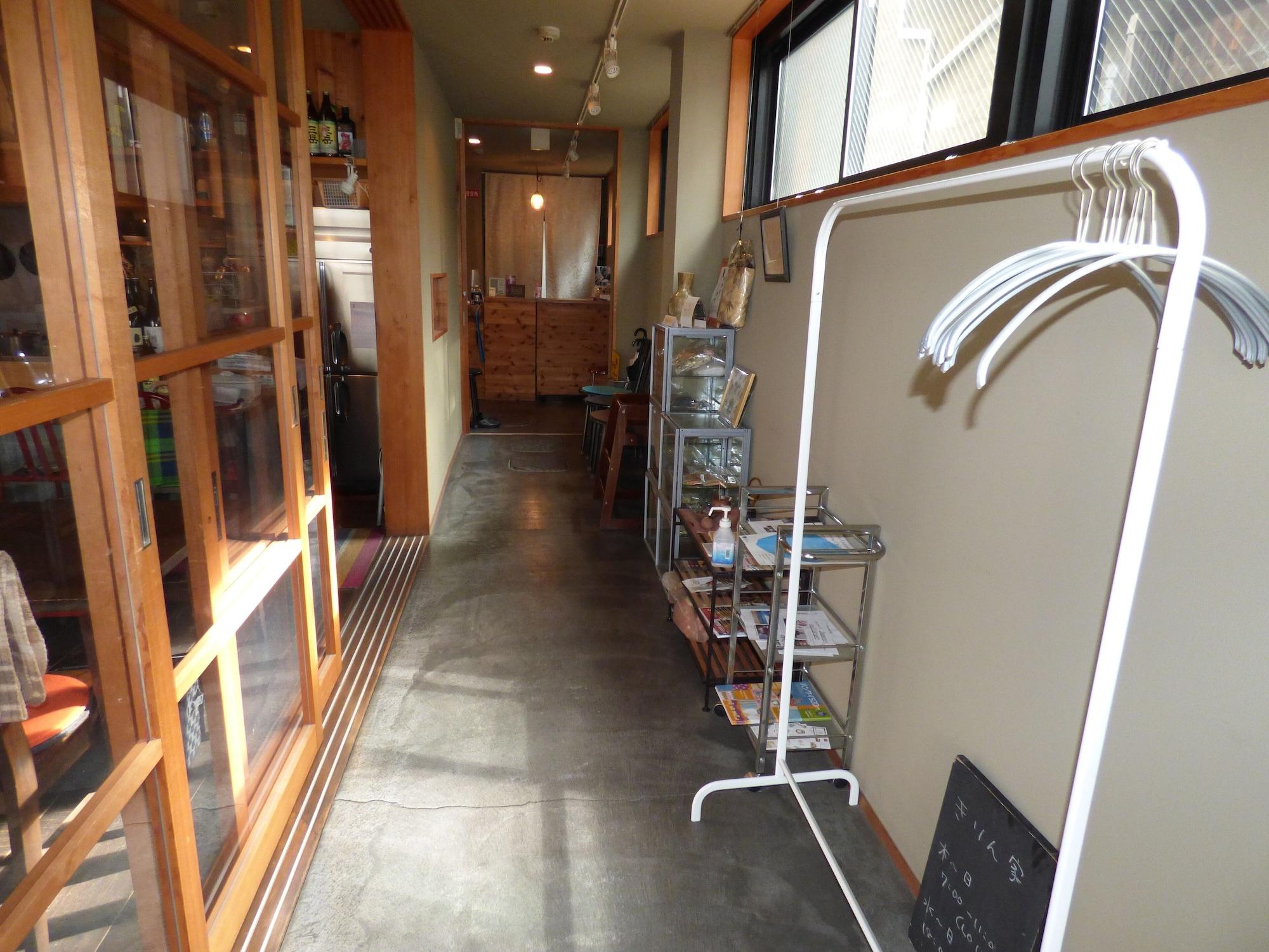 Vista Lobby Guesthouse Hyakumanben Cross