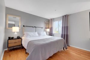 Alquiler Vacacional - Stylish Downtown Nashville Condo ~ River Views! Near Everything + Pool + Parking