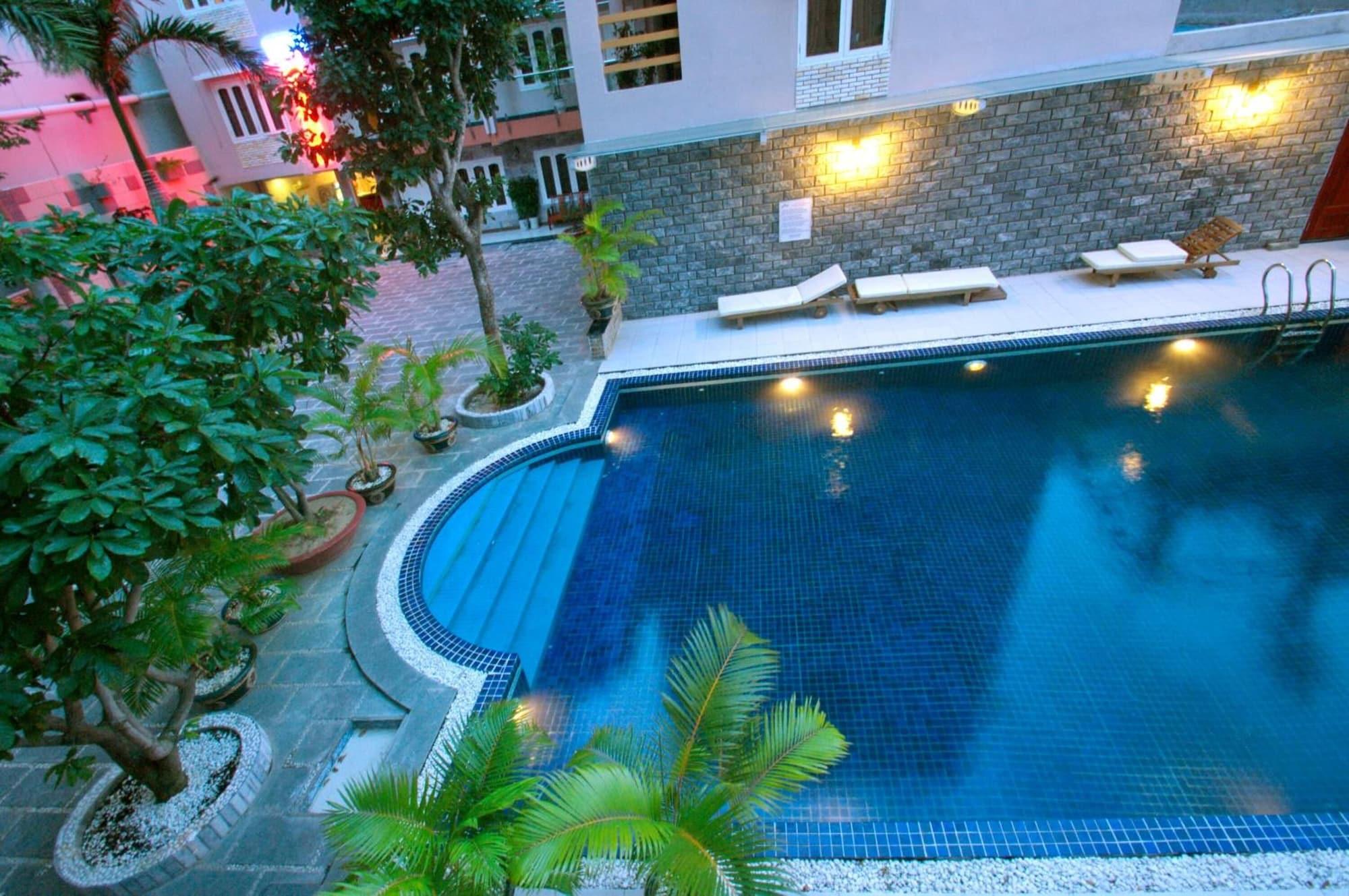 Vista Piscina Luxury Nha Trang Hotel