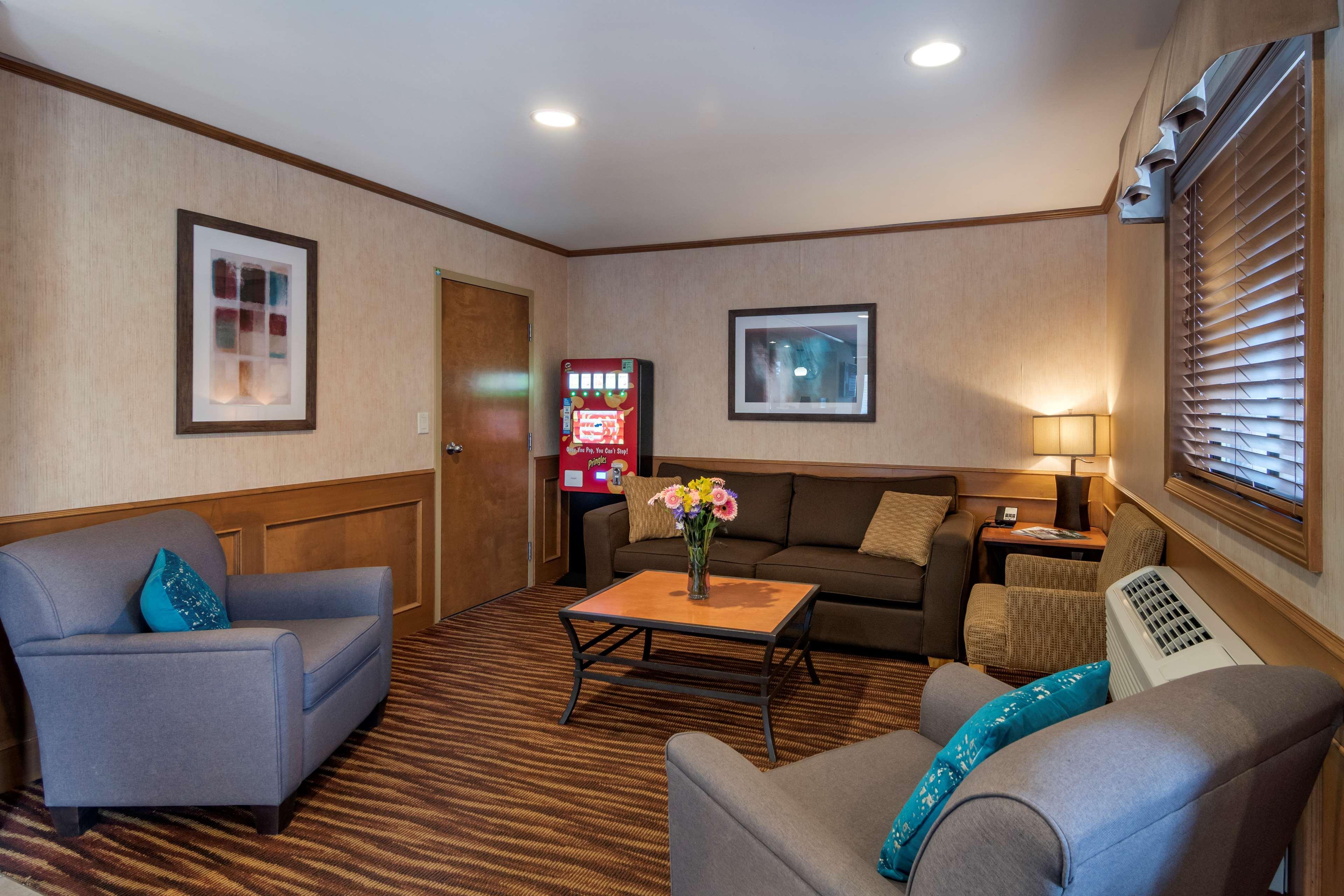 Vista Lobby SureStay Plus Hotel By Best Western Salmon Arm